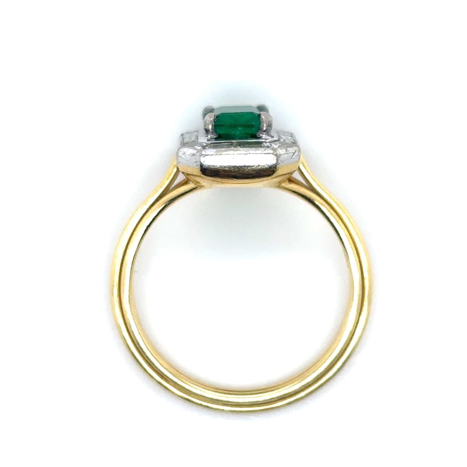 Jessica McCormack Bague en or jaune 18 carats ornée d'émeraudes et de diamants baguettes en vente 5