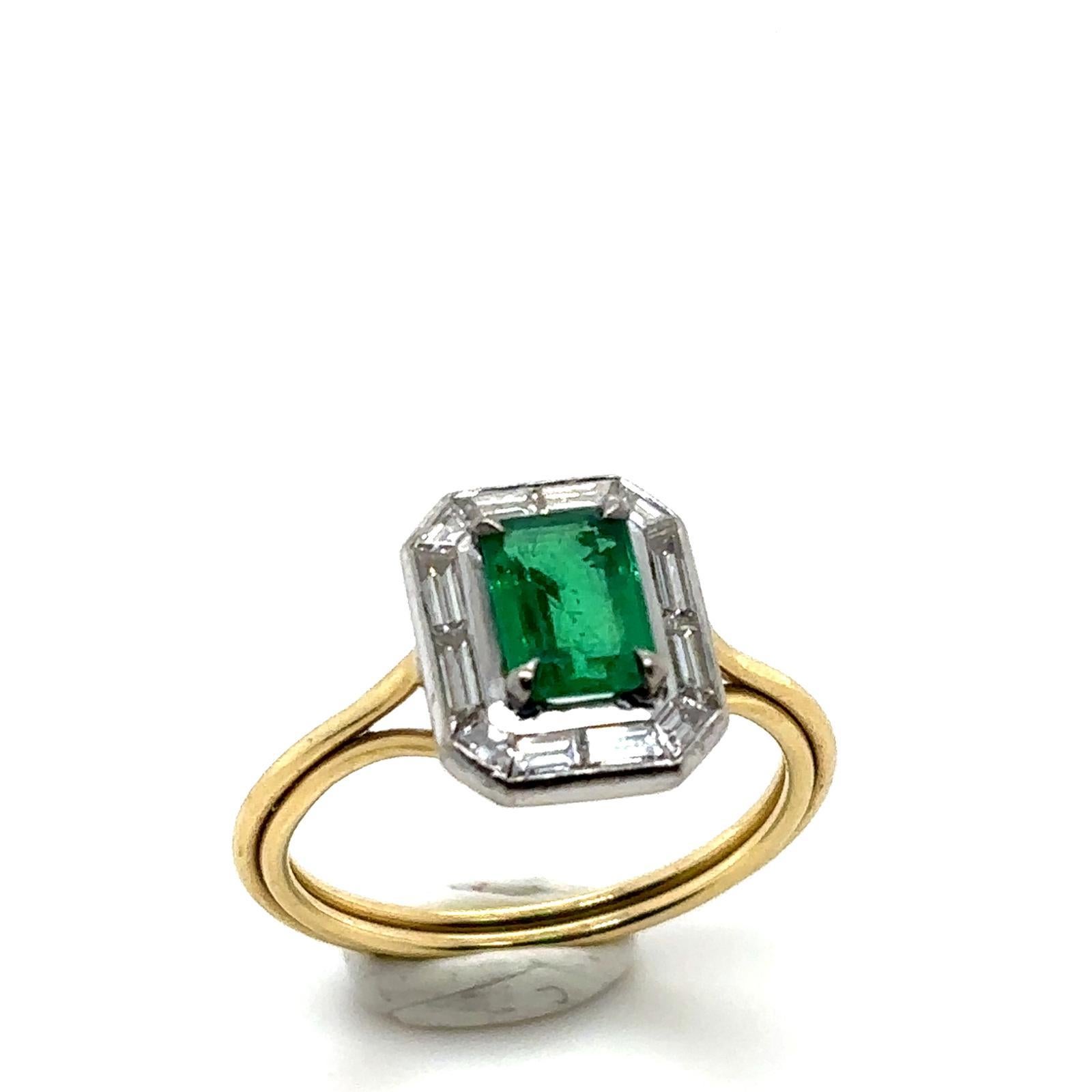 Bague de Jessica McCormack en or jaune 18 carats, ornée d'émeraudes et de diamants baguettes.

Réalisée sur mesure, cette bague est sertie en son centre d'une émeraude de 0,75 carat environ.

L'émeraude centrale est d'un vert riche et profond, d'une