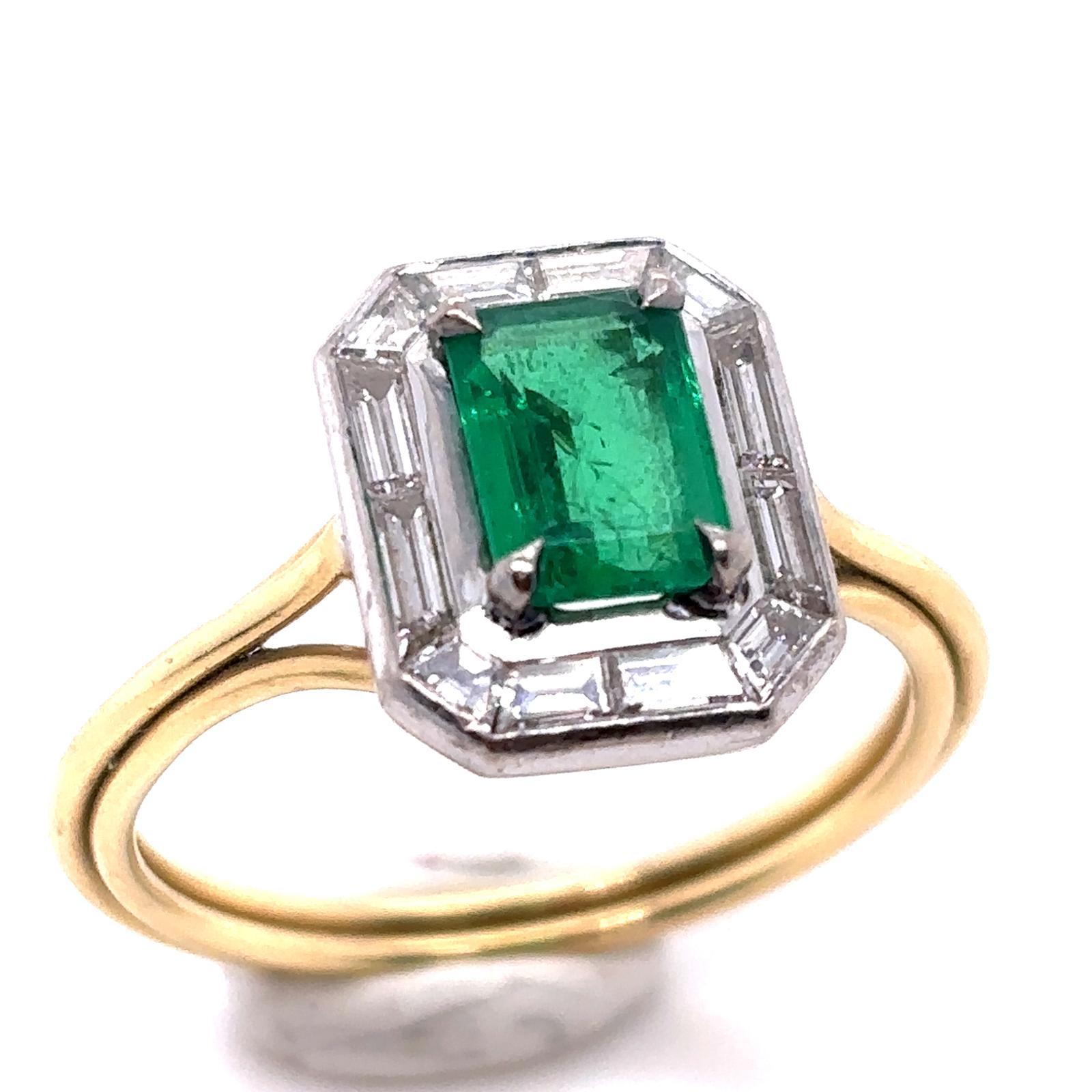 Moderne Jessica McCormack Bague en or jaune 18 carats ornée d'émeraudes et de diamants baguettes en vente