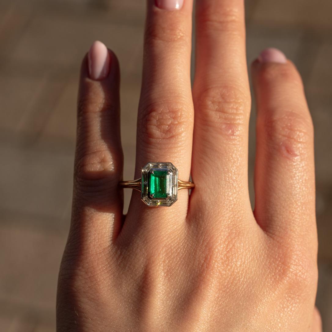 Taille émeraude Jessica McCormack Bague en or jaune 18 carats ornée d'émeraudes et de diamants baguettes en vente
