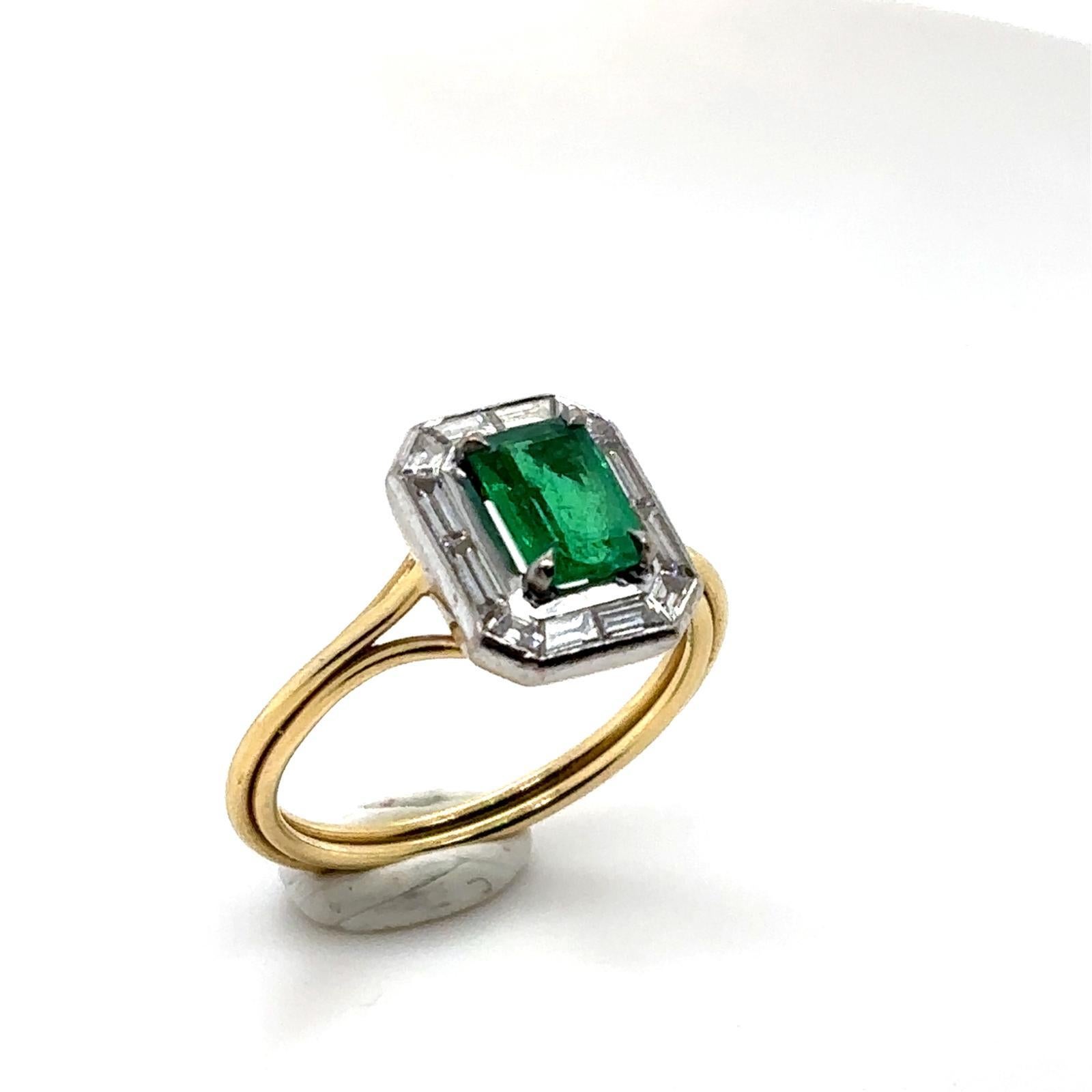 Jessica McCormack Bague en or jaune 18 carats ornée d'émeraudes et de diamants baguettes en vente 2