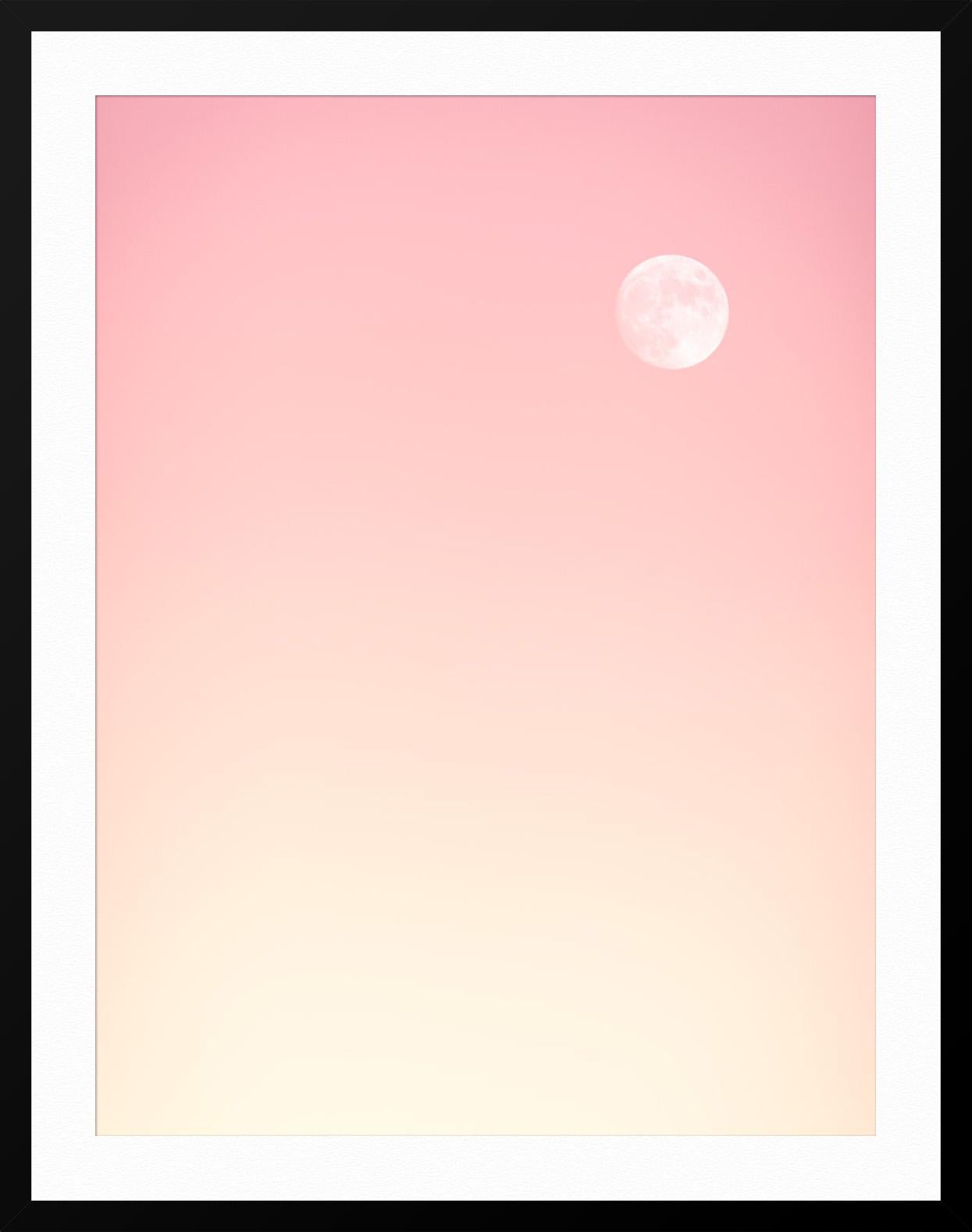 ÜBER DIESES STÜCK: Dieses Stück ist Teil der Candy Skies Collection. Mithilfe digitaler Collagen und fortschrittlicher Bearbeitungstechniken gestaltet Jessica die Farbtöne ihrer Fotografien so, dass sie eine echte emotionale Erfahrung darstellen.