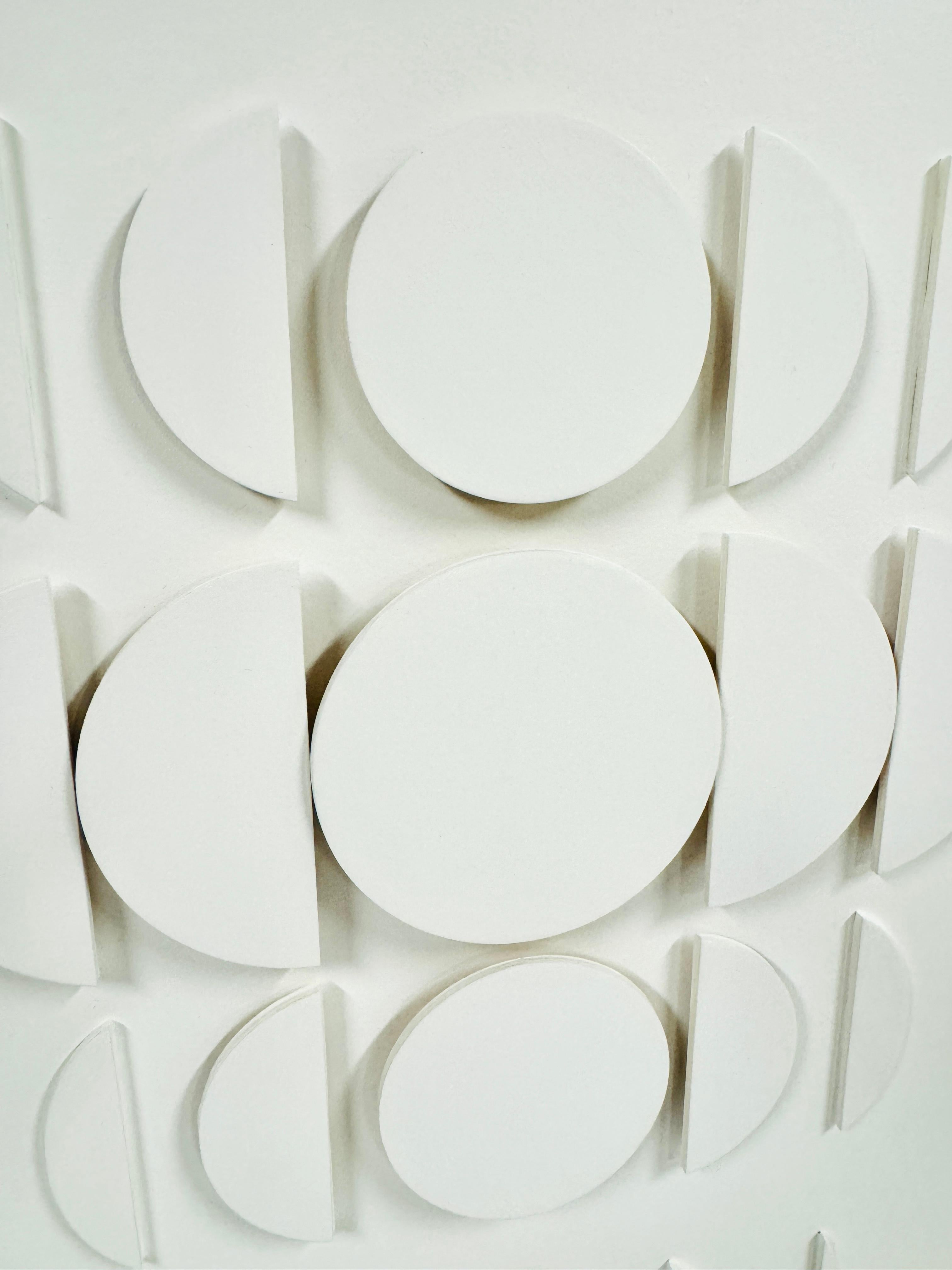 Weißes Holz Abstrakte Malerei, Minimalistisch, Geometrisch, Beugung II, 2022 (Braun), Abstract Painting, von Jessie Laura