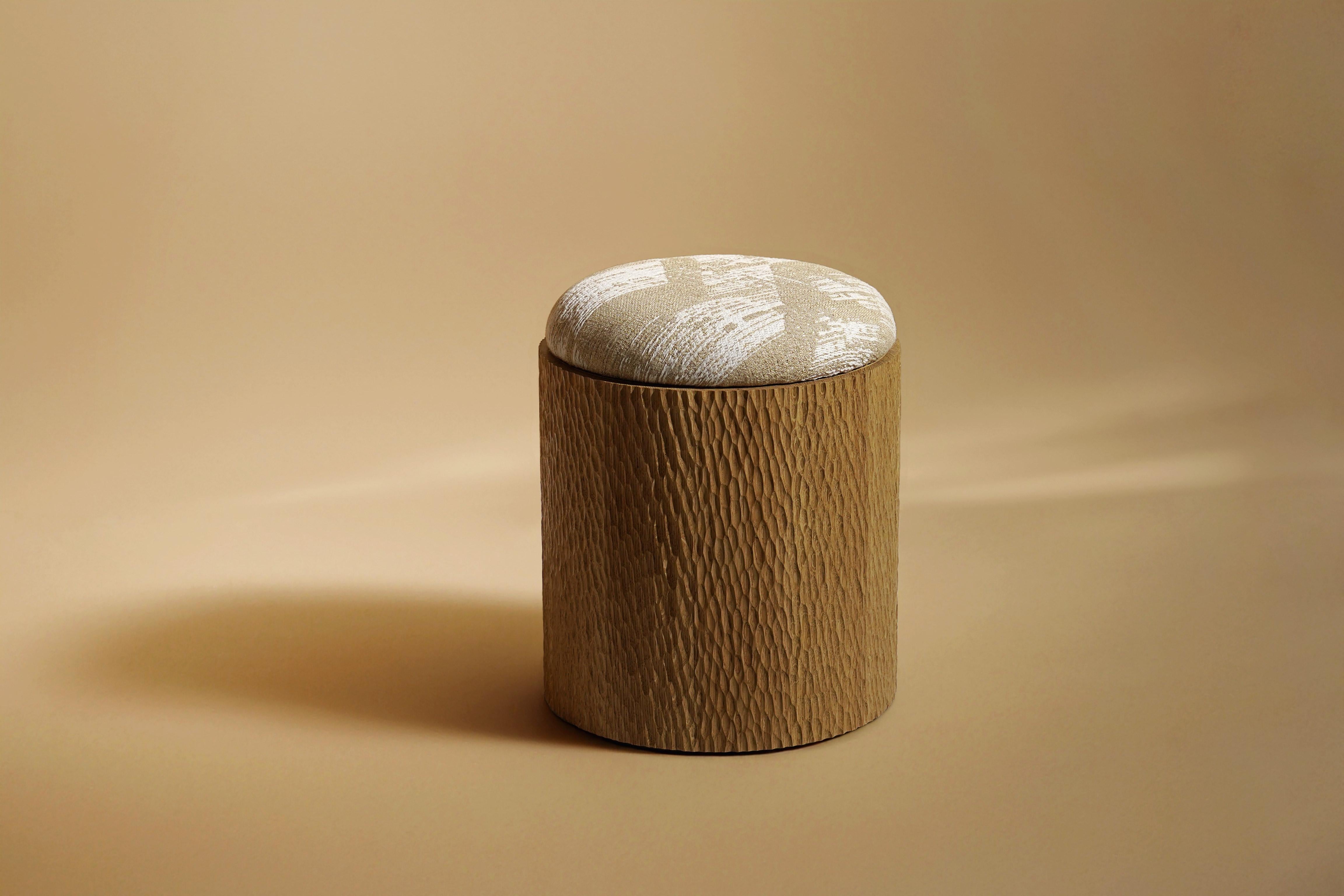 Jessie Hocker von Proisy Studio.

Jessie ist ein eleganter und raffinierter handgeschnitzter Hocker, der von Proisy Studio entworfen wurde. Die handgefertigten Schnitzereien machen jedes Stück zu einem Unikat, das jedem Raum einen Hauch von Textur,