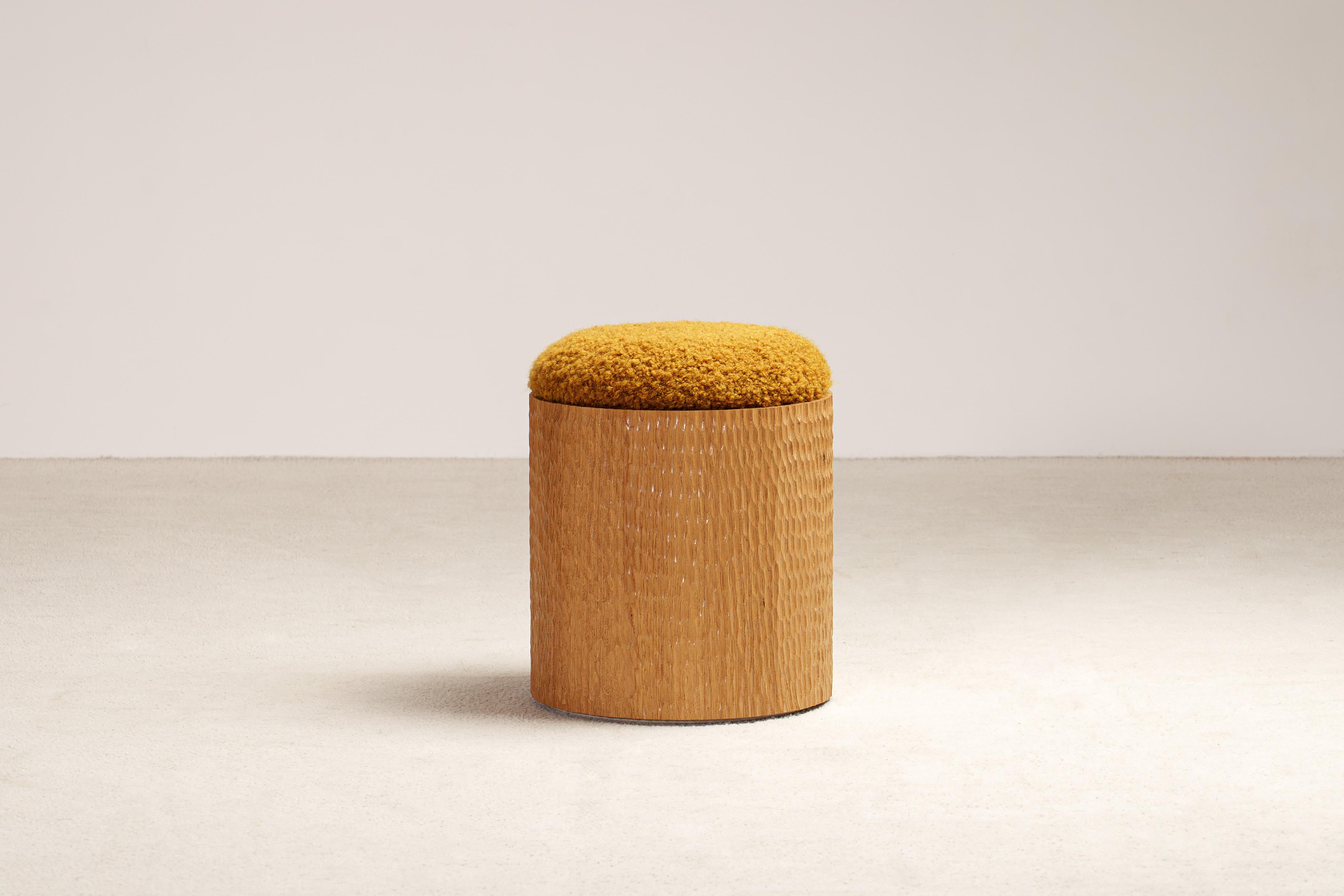 Taburete Jessie de Proisy Studio.

Jessie es un elegante y refinado taburete tallado a mano diseñado por Proisy Studio. El trabajo artesanal de talla en gubia hace que cada pieza sea única y añada un toque de textura, vitalidad y emoción visual a