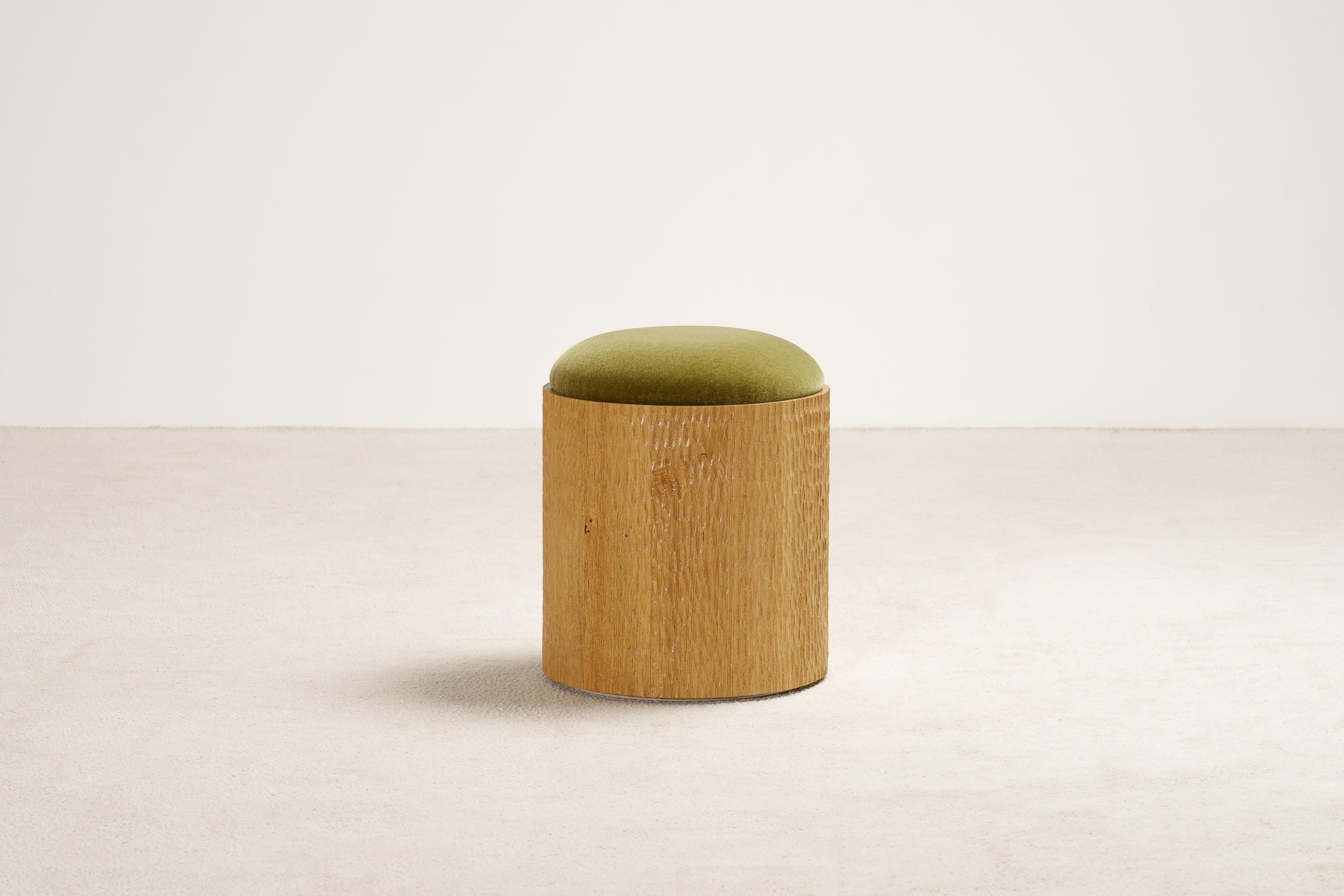 Jessie Hocker von Proisy Studio.

Jessie ist ein eleganter und raffinierter handgeschnitzter Hocker, der von Proisy Studio entworfen wurde. Die handgefertigten Schnitzereien machen jedes Stück zu einem Unikat, das jedem Raum einen Hauch von Textur,