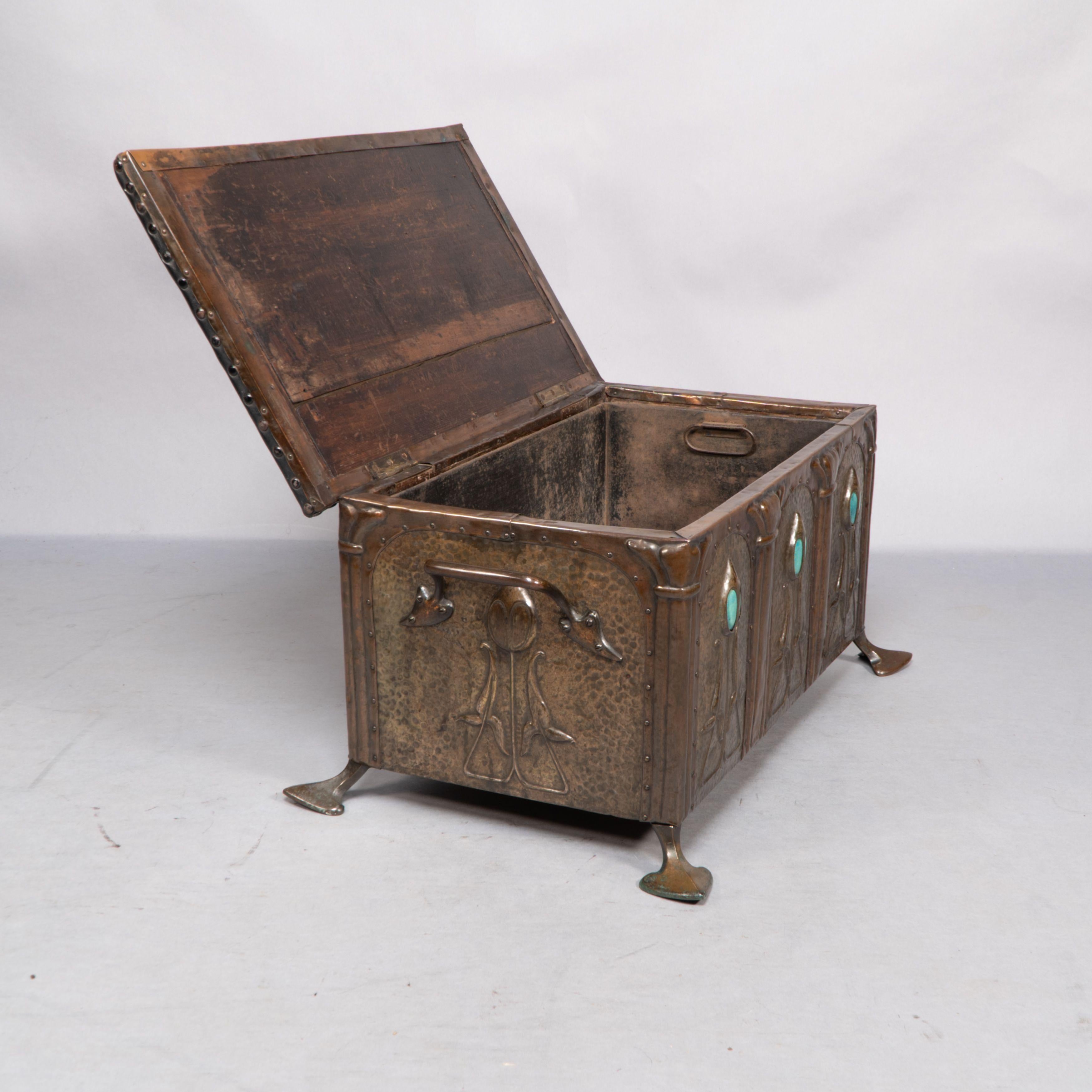 Jesson Birkett, attributed. A rare Arts and Crafts copper fireside log box For Sale 4
