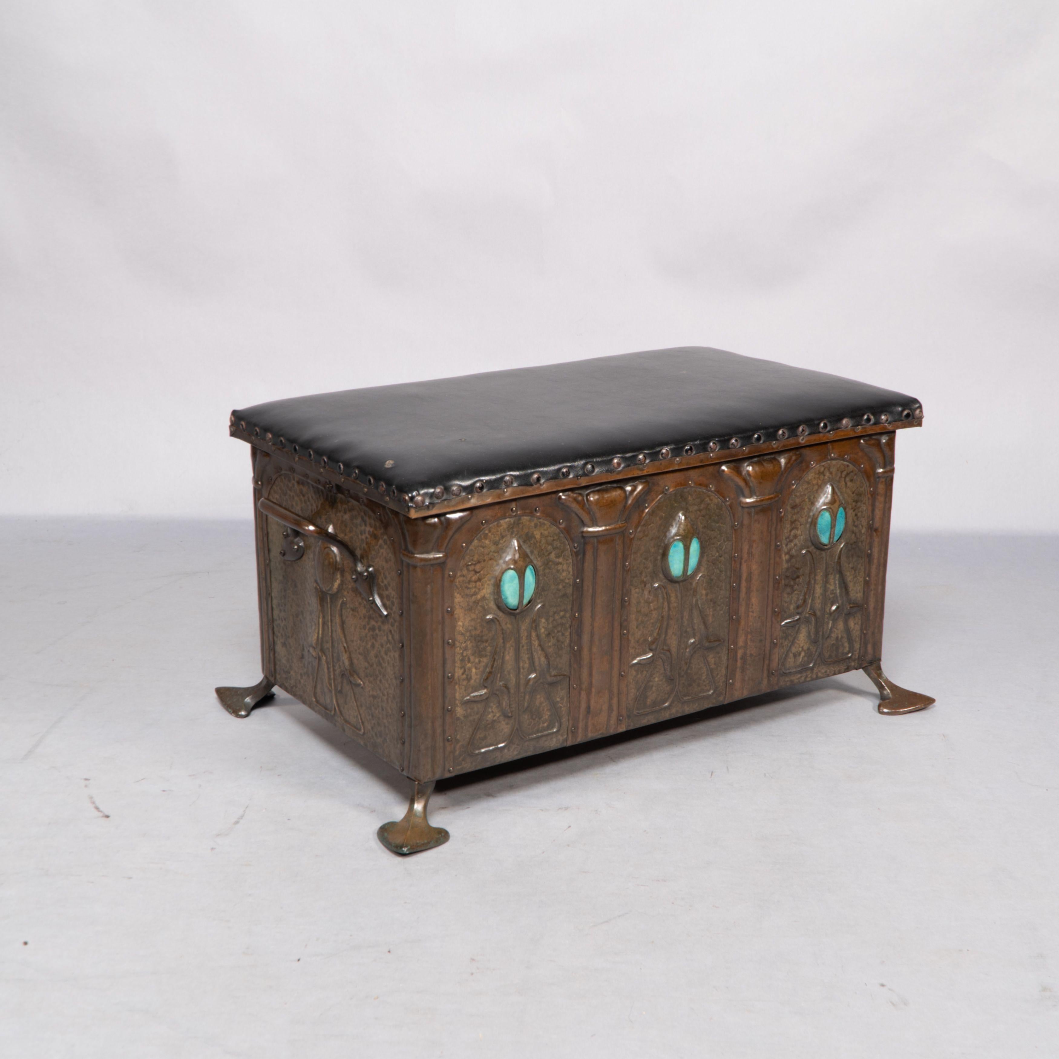 Jesson Birkett, attributed. A rare Arts and Crafts copper fireside log box For Sale 5