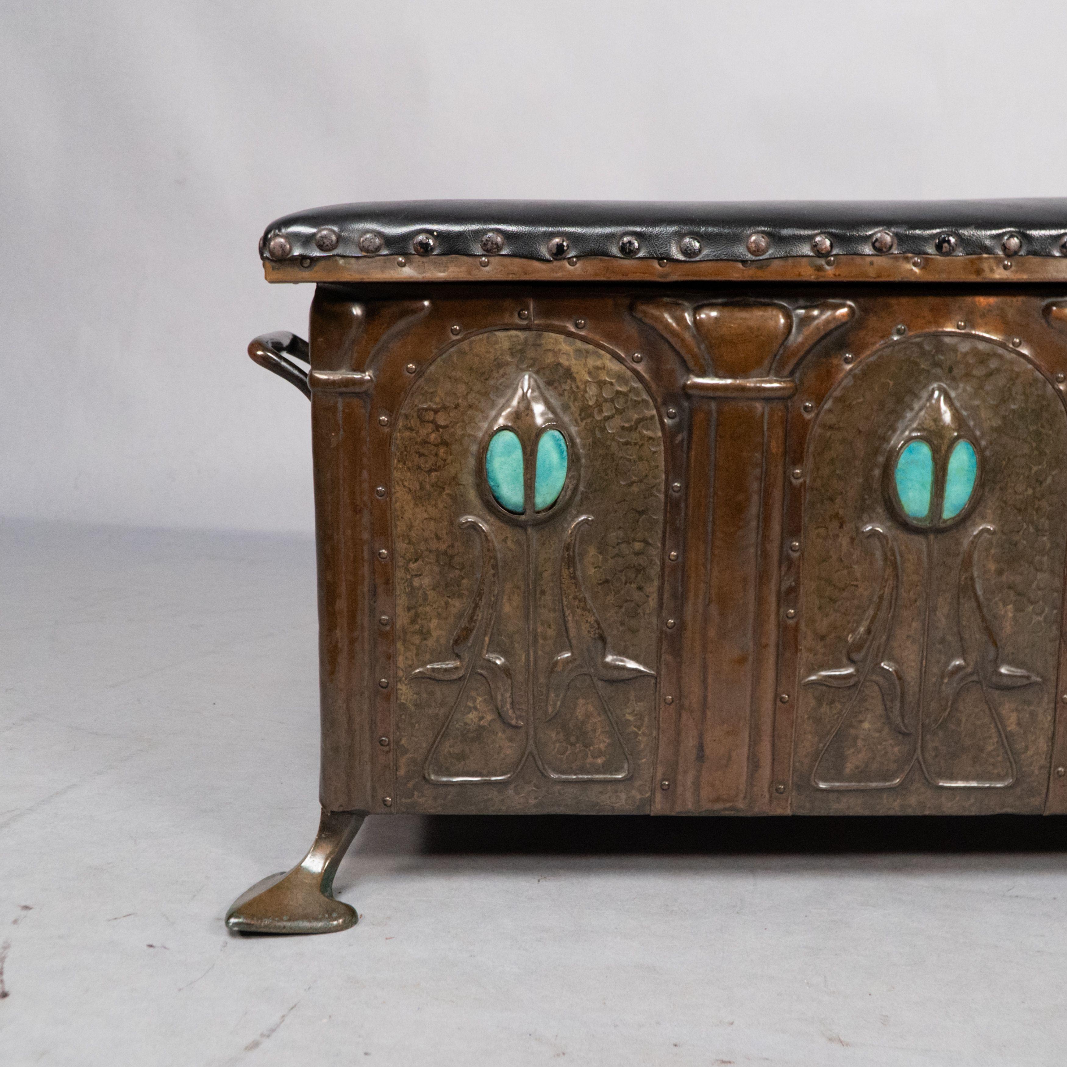 Jesson Birkett, attributed. A rare Arts and Crafts copper fireside log box For Sale 6