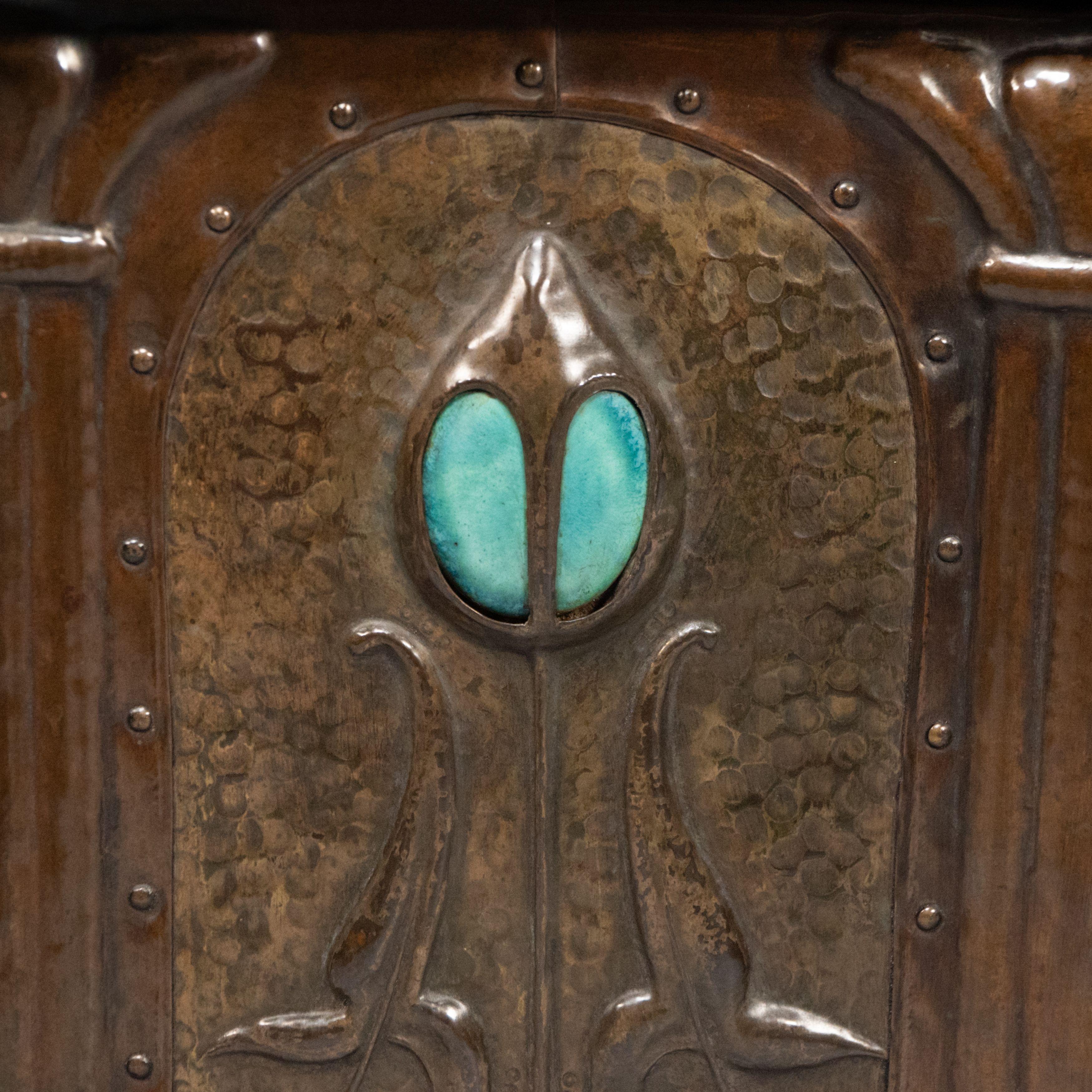Jesson Birkett, attributed. A rare Arts and Crafts copper fireside log box For Sale 7