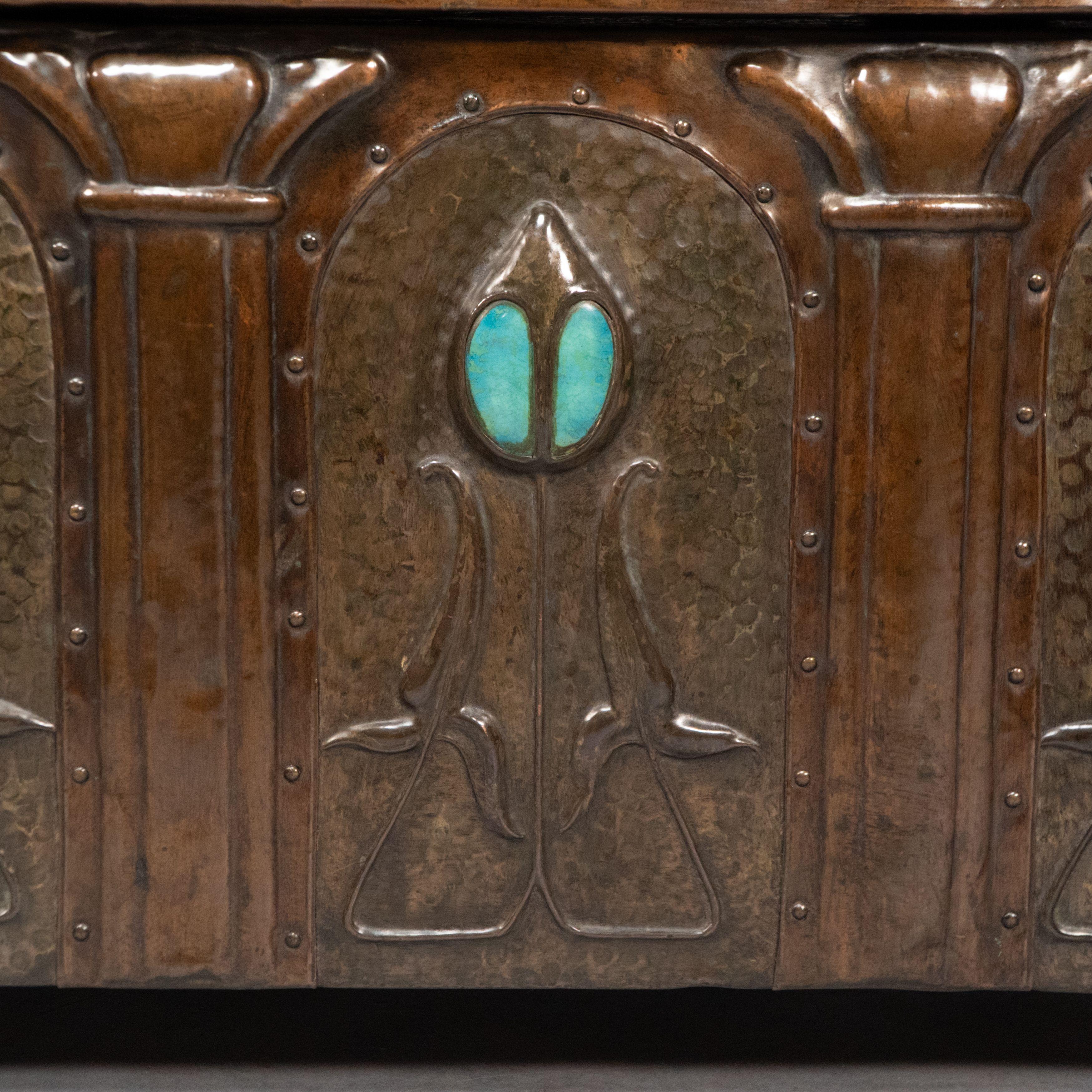 Jesson Birkett, attributed. A rare Arts and Crafts copper fireside log box For Sale 8