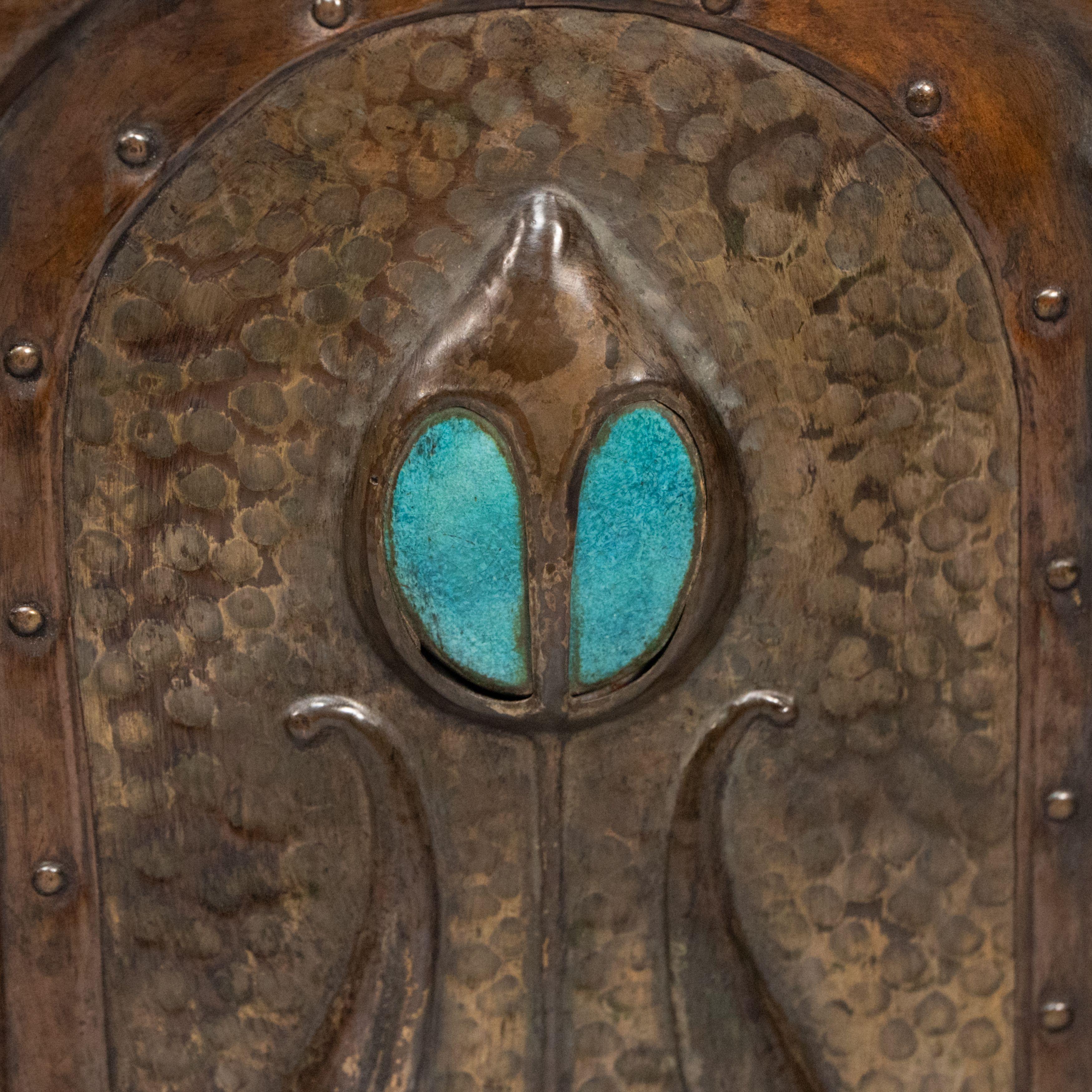 Jesson Birkett, attributed. A rare Arts and Crafts copper fireside log box For Sale 10