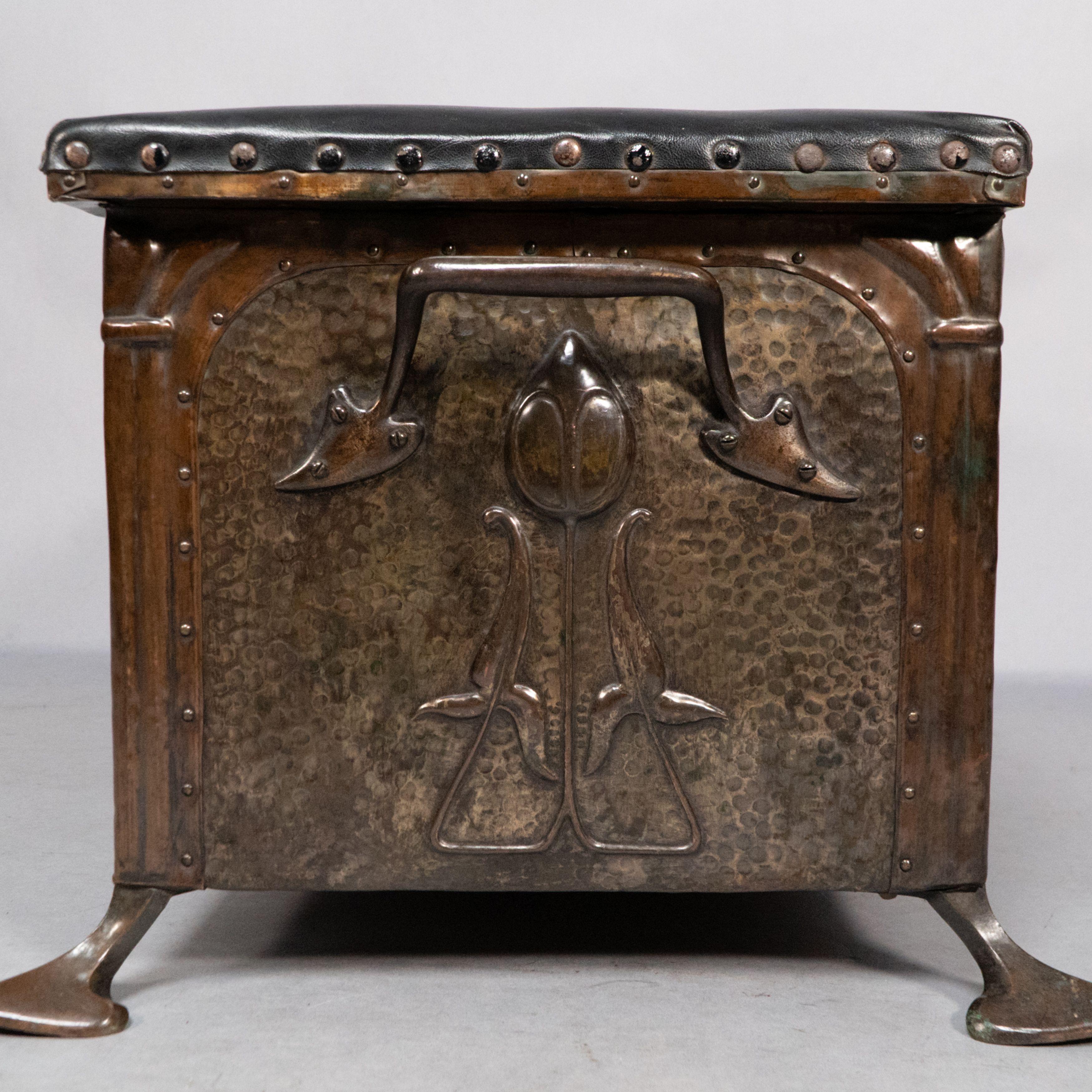 Jesson Birkett, attributed. A rare Arts and Crafts copper fireside log box For Sale 14
