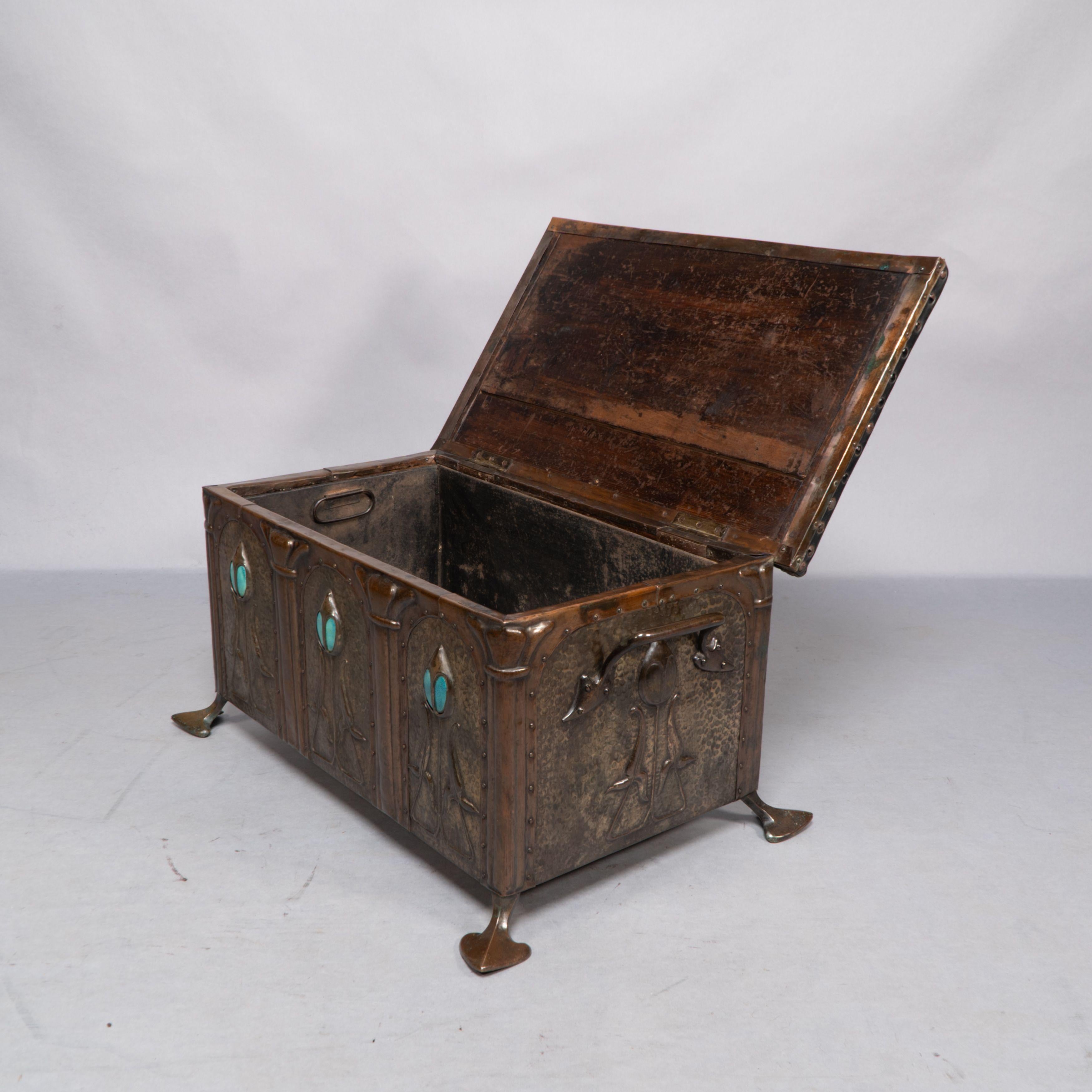 British Jesson Birkett, attributed. A rare Arts and Crafts copper fireside log box For Sale