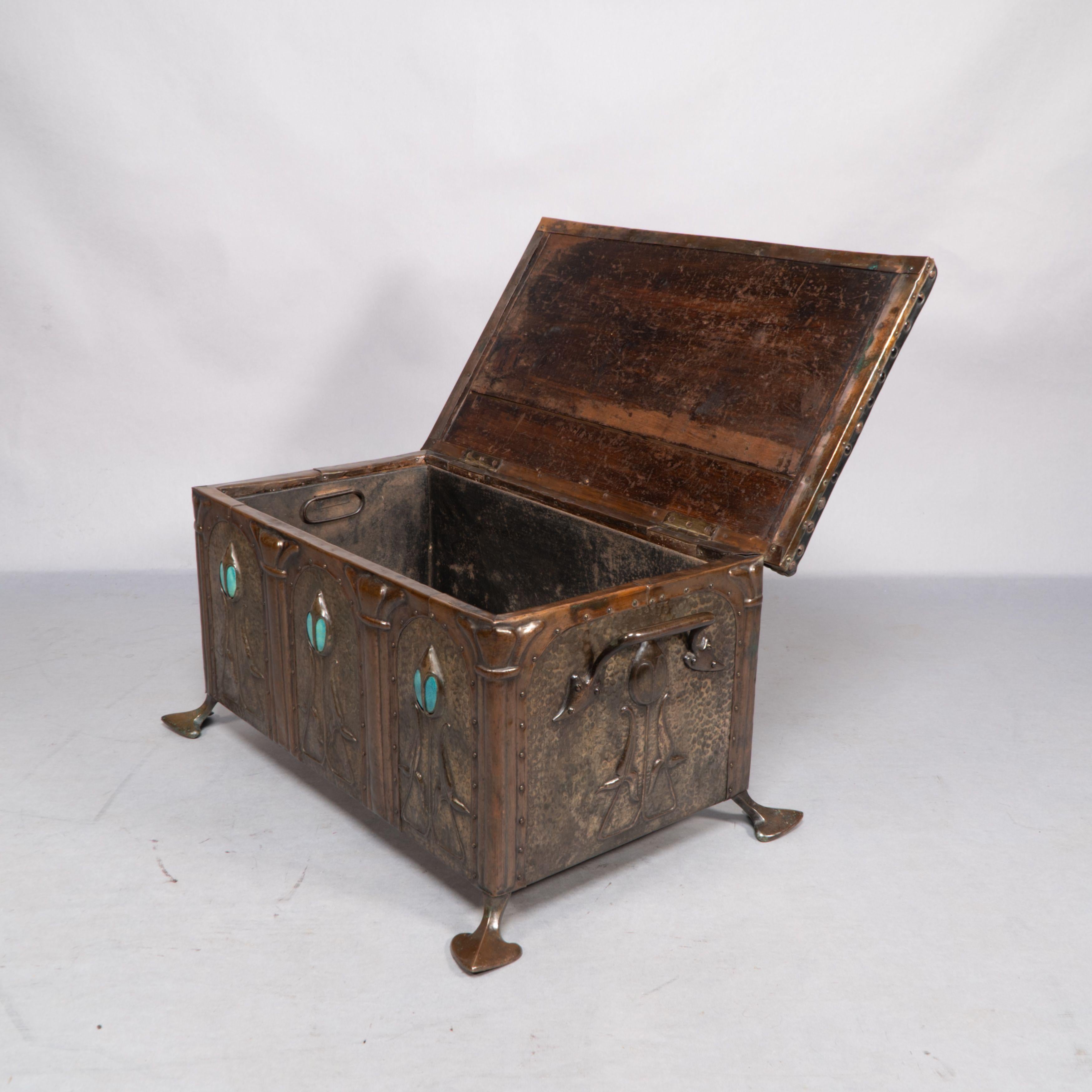Jesson Birkett, attributed. A rare Arts and Crafts copper fireside log box In Good Condition For Sale In London, GB