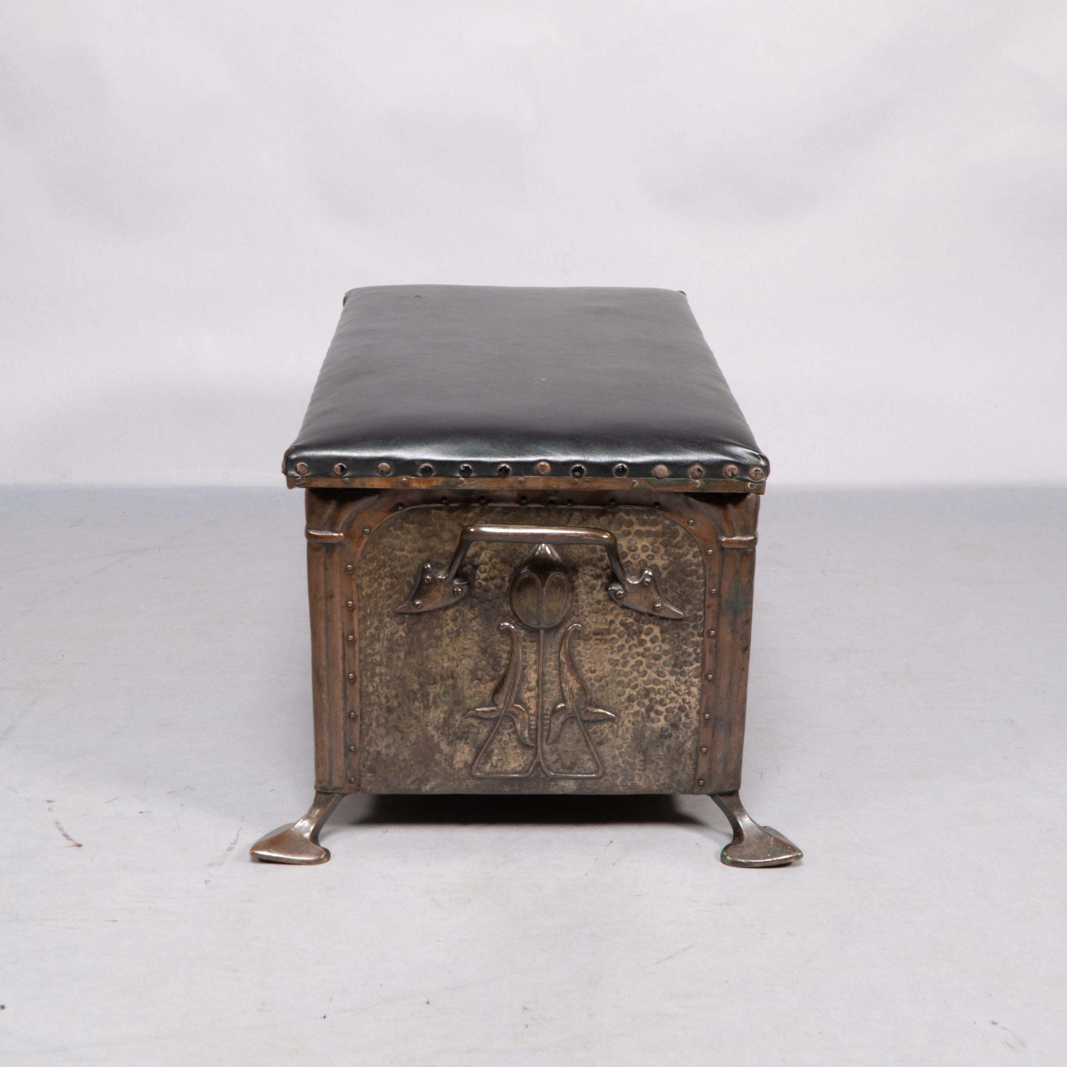 Early 20th Century Jesson Birkett, attributed. A rare Arts and Crafts copper fireside log box For Sale