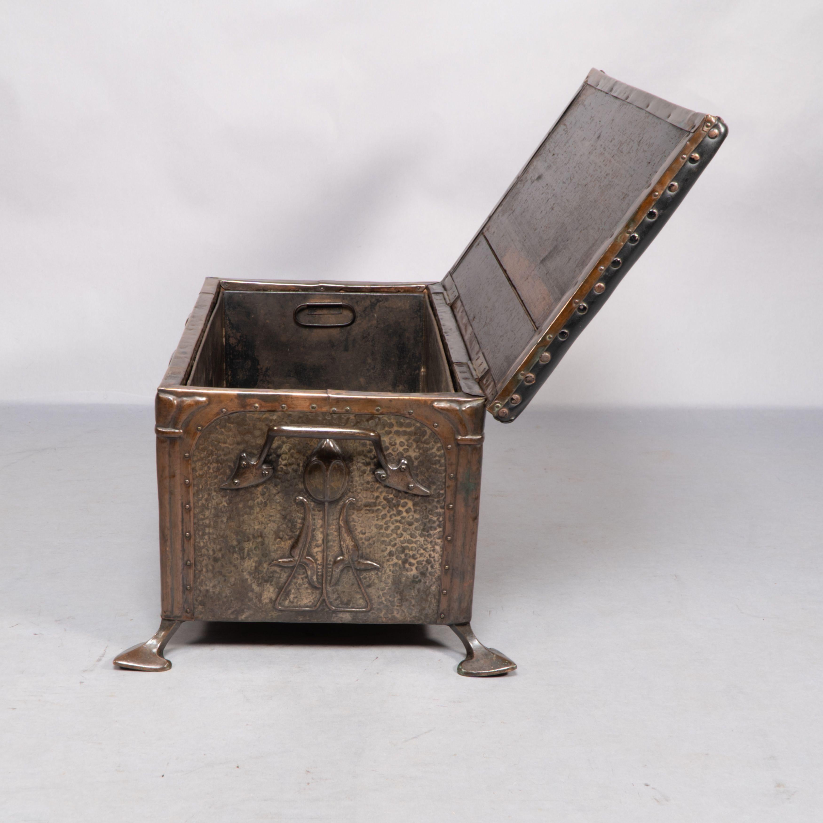 Copper Jesson Birkett, attributed. A rare Arts and Crafts copper fireside log box For Sale