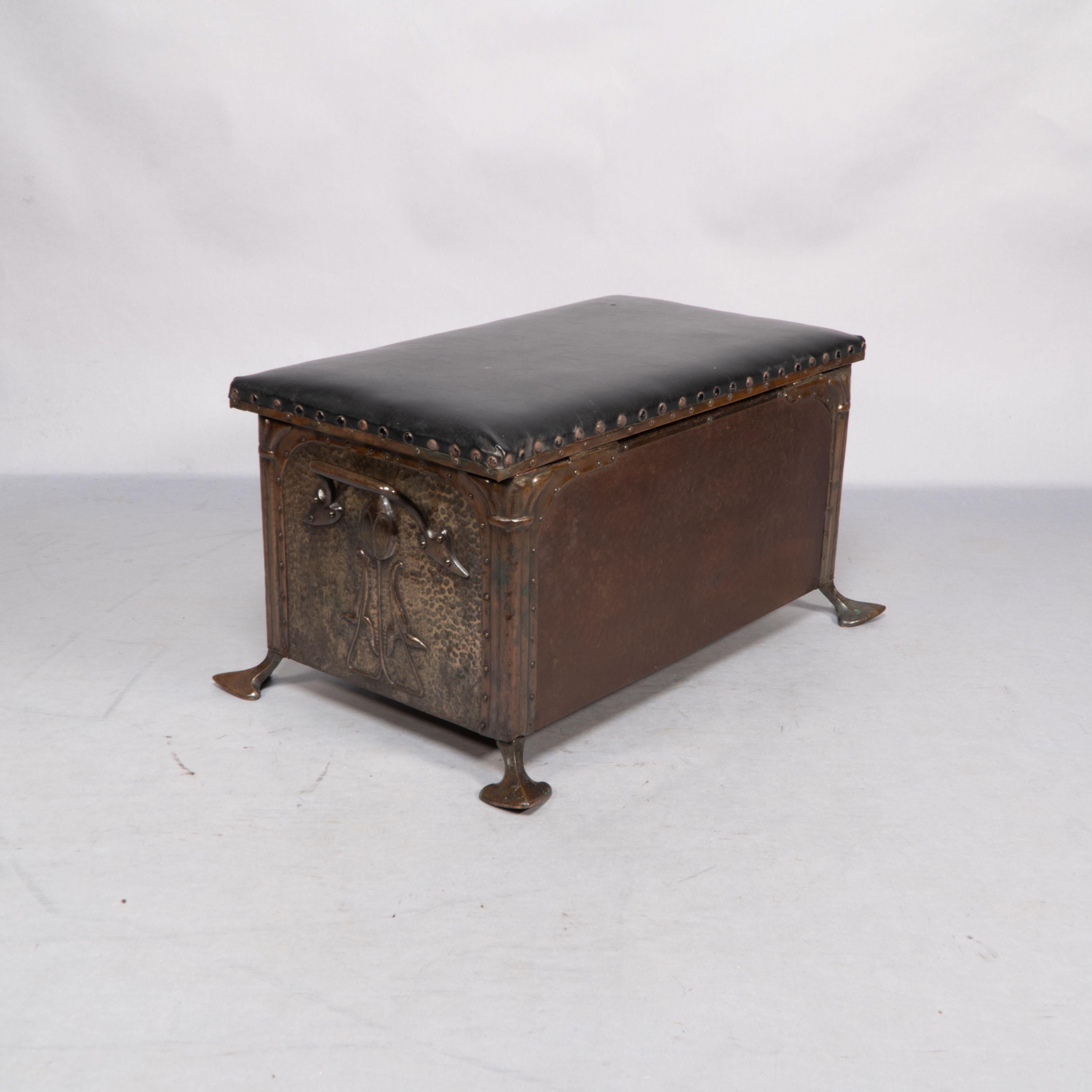 Jesson Birkett, attributed. A rare Arts and Crafts copper fireside log box For Sale 1