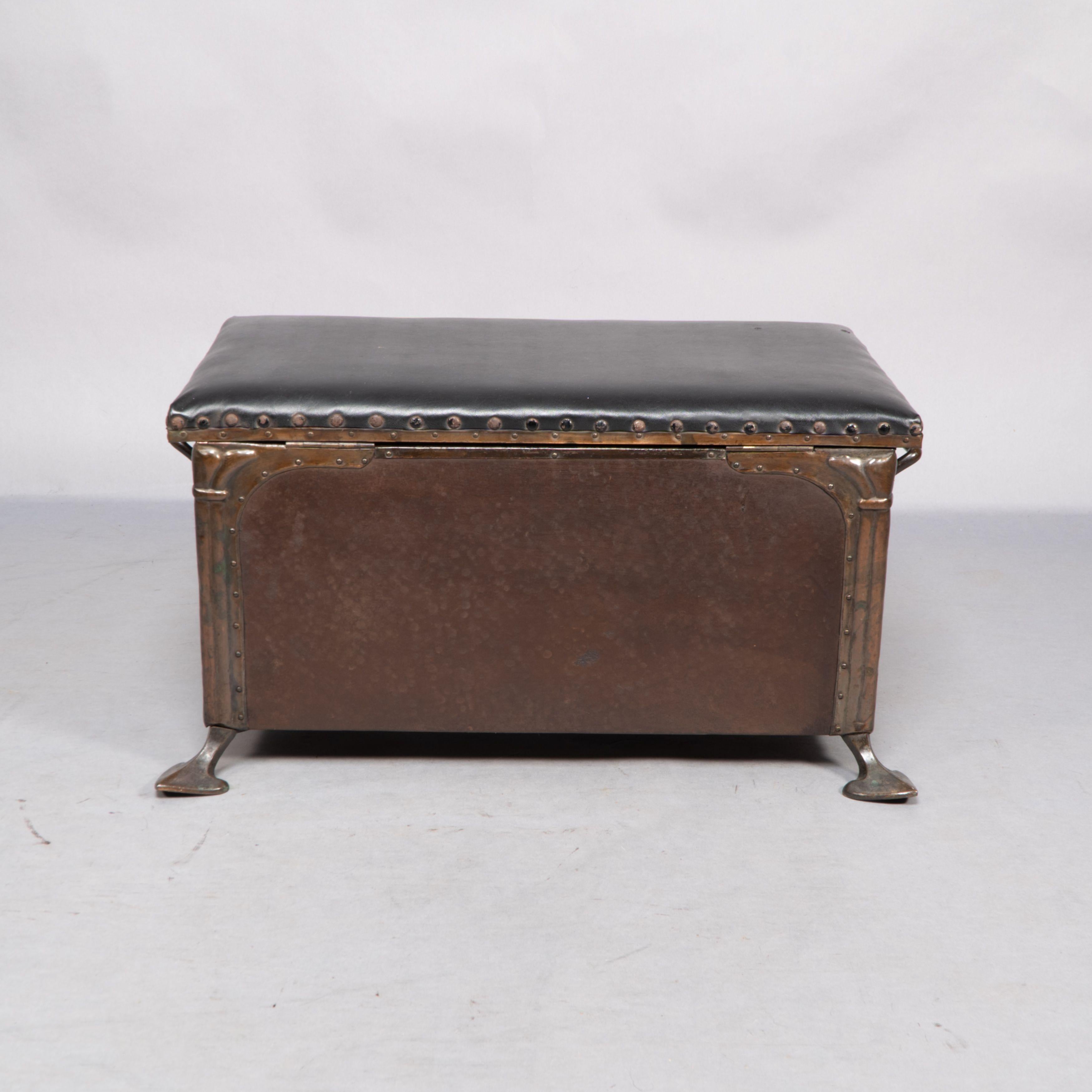 Jesson Birkett, attributed. A rare Arts and Crafts copper fireside log box For Sale 2
