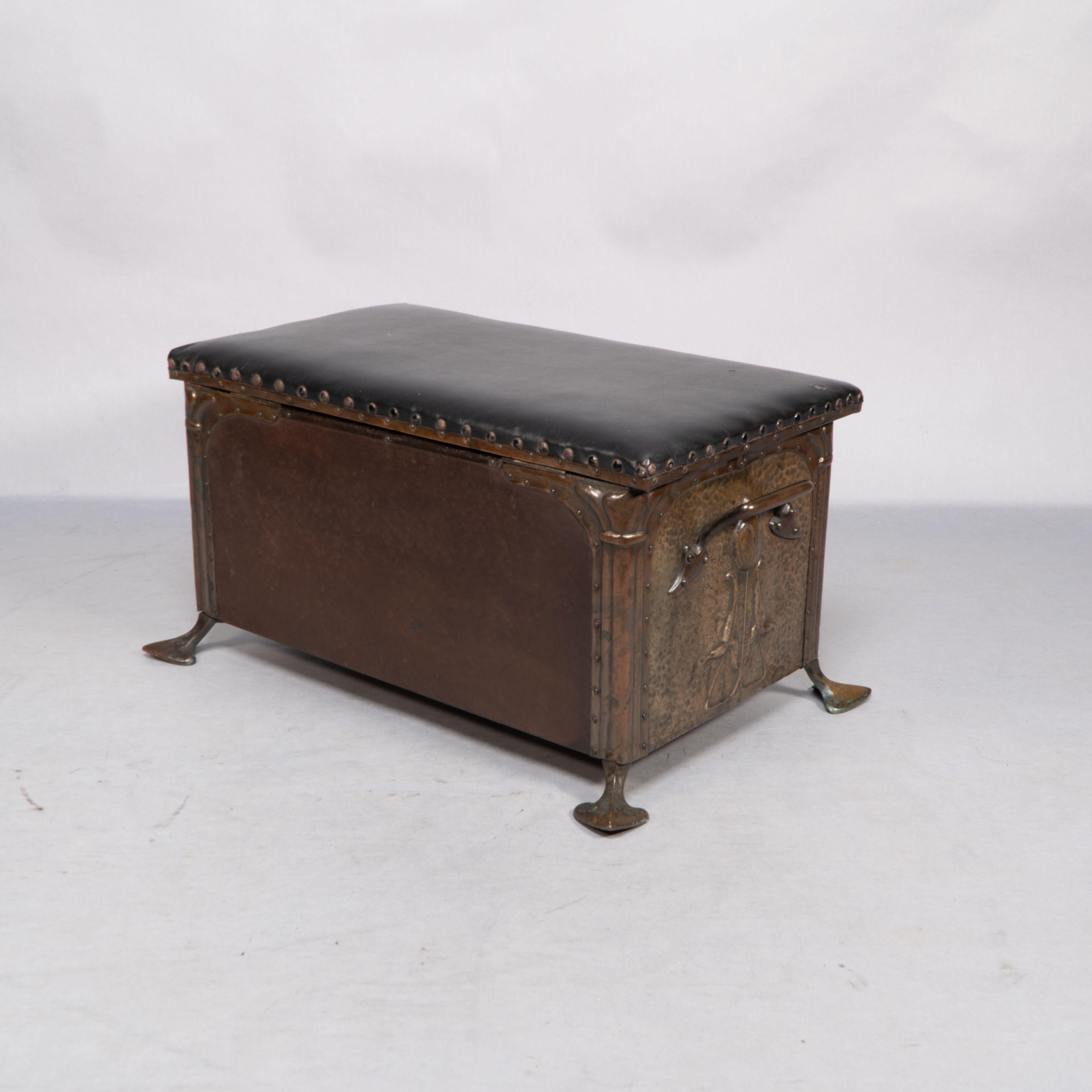 Jesson Birkett, attributed. A rare Arts and Crafts copper fireside log box For Sale 3