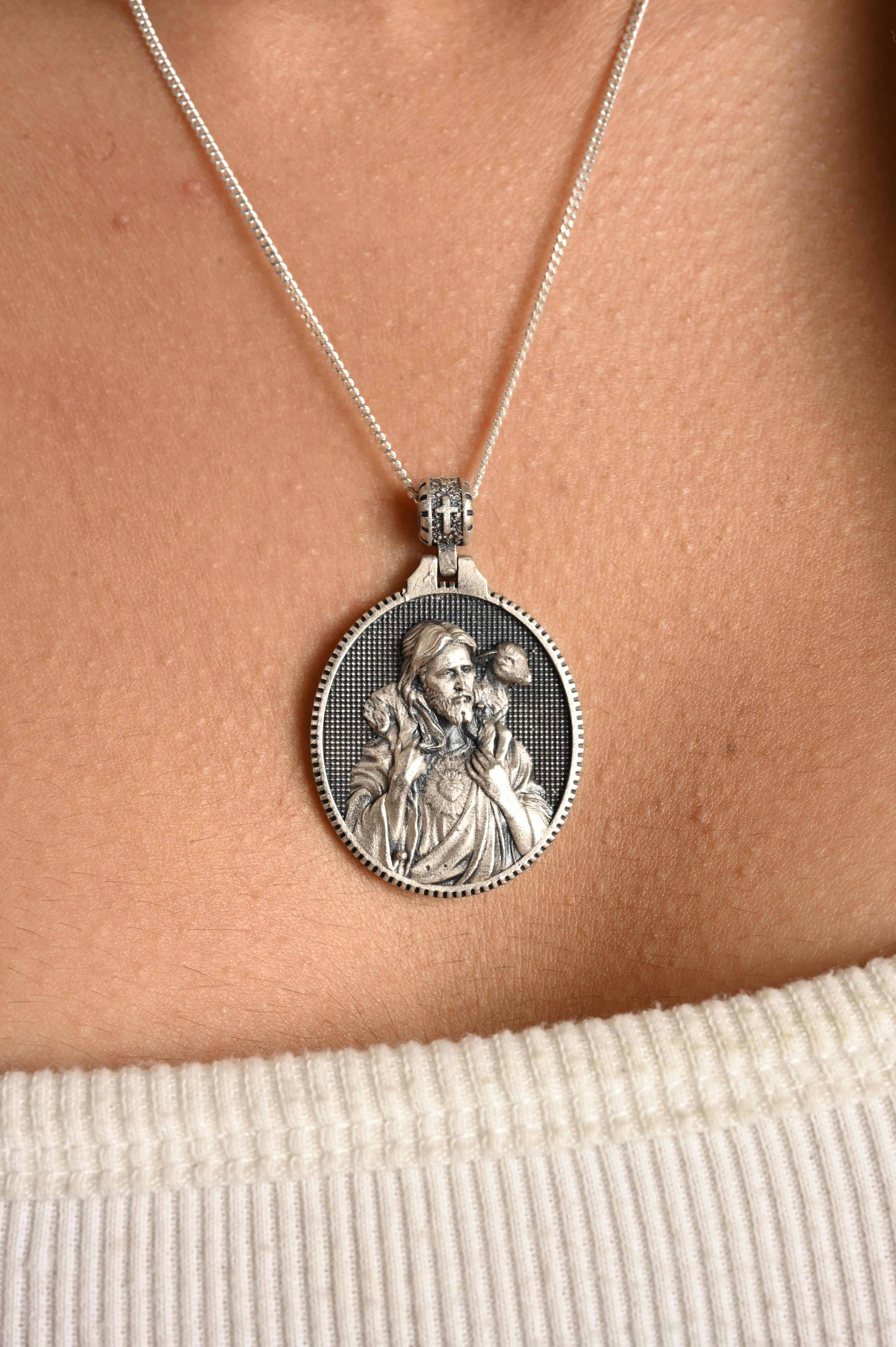 Ciondolo con medaglia cattolica di Gesù e Agnello Pastore in argento 925 In condizioni Nuovo in vendita a New York, NY