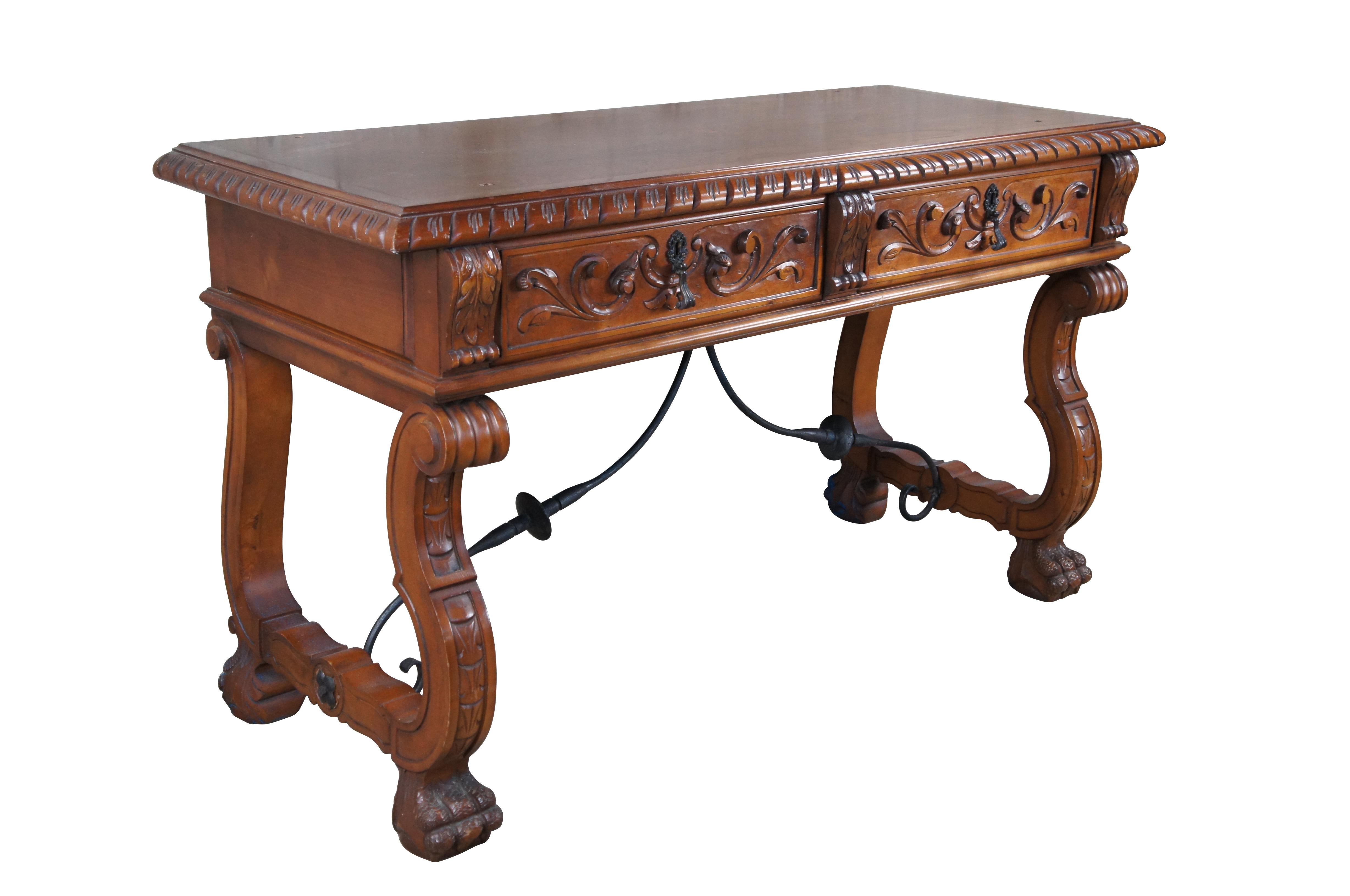 Vintage By MarCo de Valence, Espagne buffet, console de bibliothèque ou bureau.  Fabriquée en acajou, elle présente une forme rectangulaire avec des accents de fer à enroulement et d'acanthe sur des pieds en forme de harpe et des pieds en griffe de