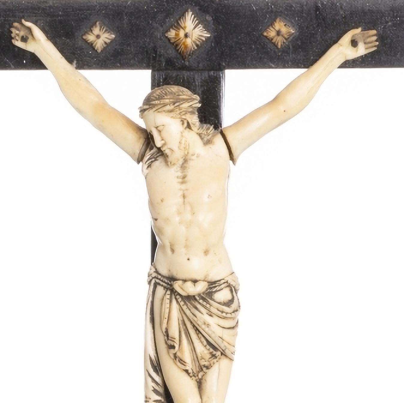 
JÉSUS CHRIST CRUCIFIÉ

Croix en bois exotique, sculpture portugaise du XIXe siècle
sculpté en ivoire...
Signes d'utilisation. Dim. Hauteur : (christ) 16 cm ; (total) 45 cm
bonnes conditions