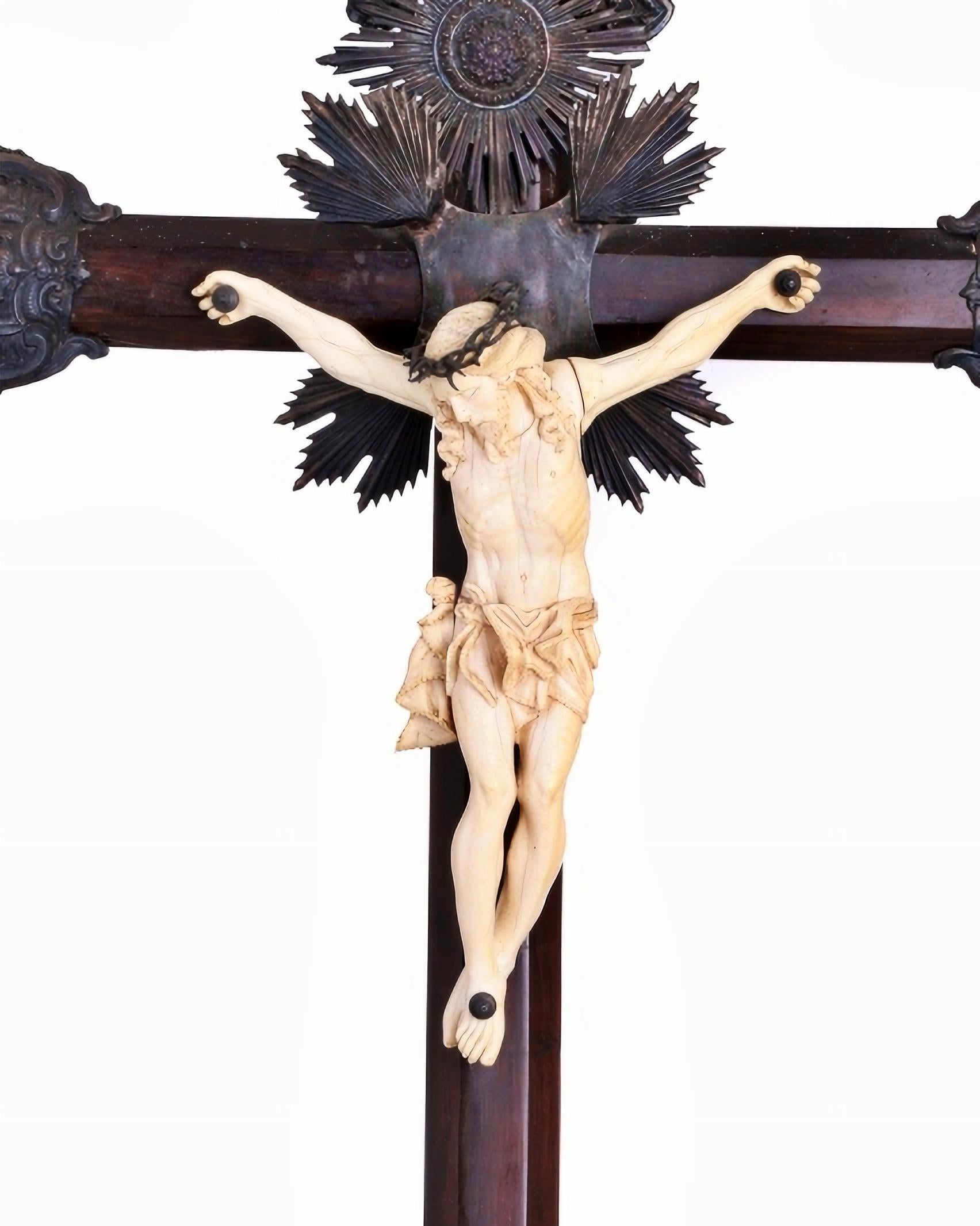 JESUS CRISTO CRUCIFICADO
Indo-Portuguese sculpture from the 18th century
in ivor... Cross in carved rosewood and base in gilded wood. The figure is represented dead, with cendal draped around the waist. Resplendors, plates, crown, terminals and