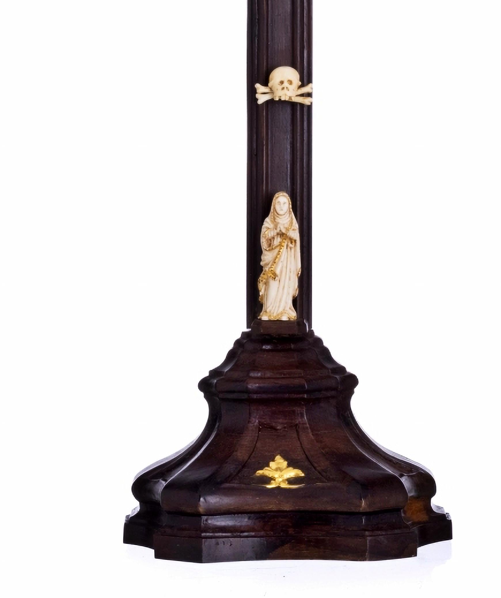JESUS CHRIST CRUCIFIÉ NOTRE DAME DES SOUFFRANCES
17ème siècle
Sculptures INDO-portugaises
en ivoire...
Croix en bois de rose avec dorure. Plaque 