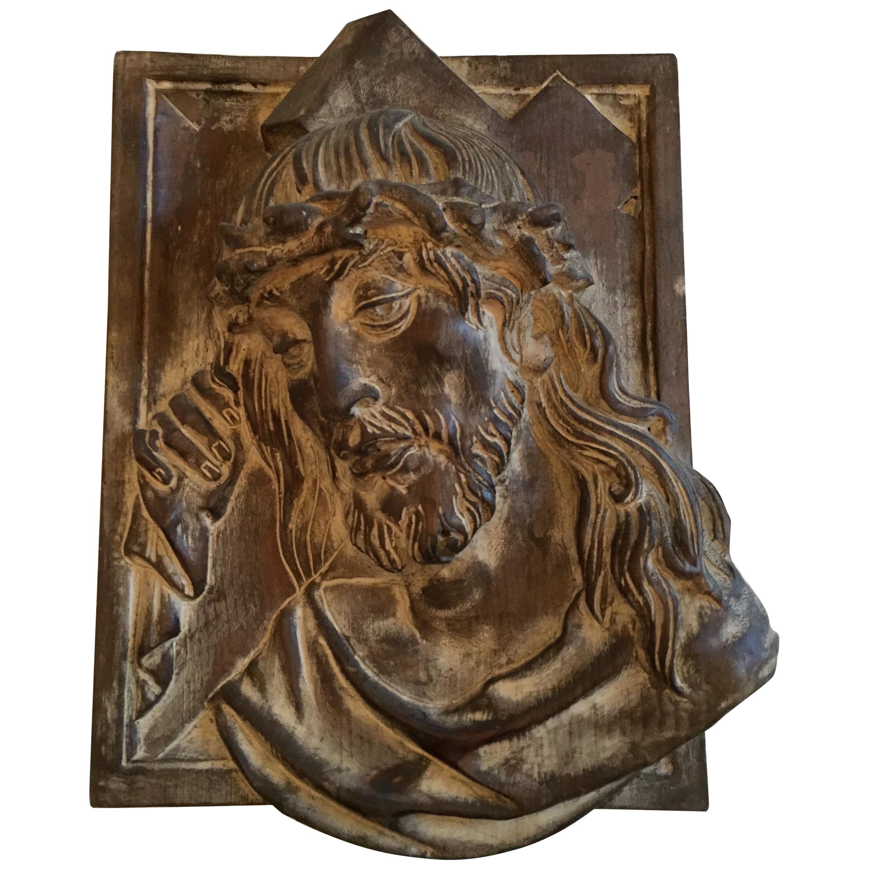 Ein tief geschnitztes Christuskopf-Basrelief aus Cembran-Kiefernholz, ein religiöser Wandbehang, der einen Christuskopf mit Dornen und einem Kreuz darstellt. Original Decapé-Finish, MATERIAL ist original aus der Zeit und weist daher normale Alters-