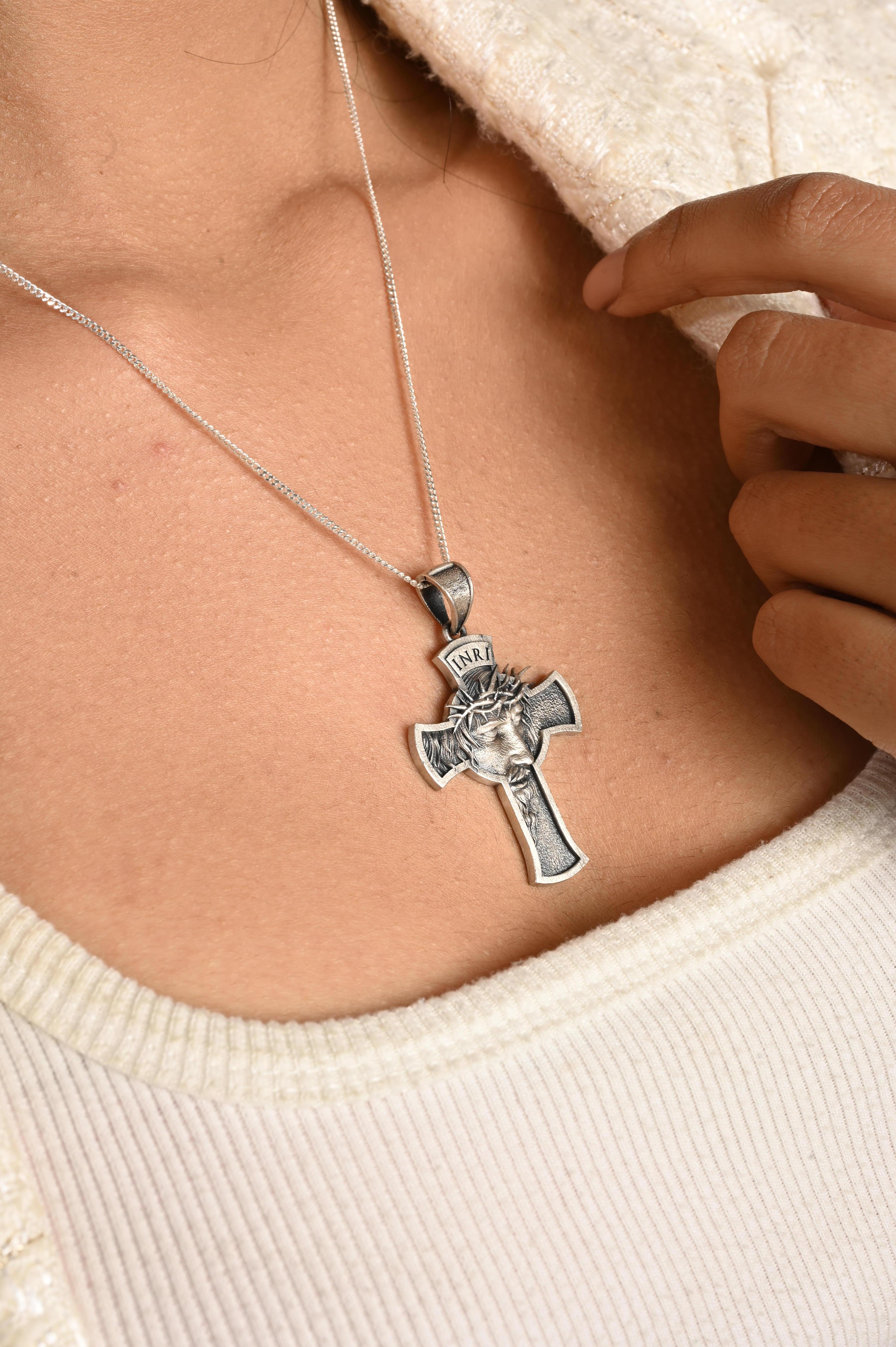 Handgefertigter Anhänger Jesus Crucifix Kreuz Christian Spikes aus massivem Silber im Angebot 1