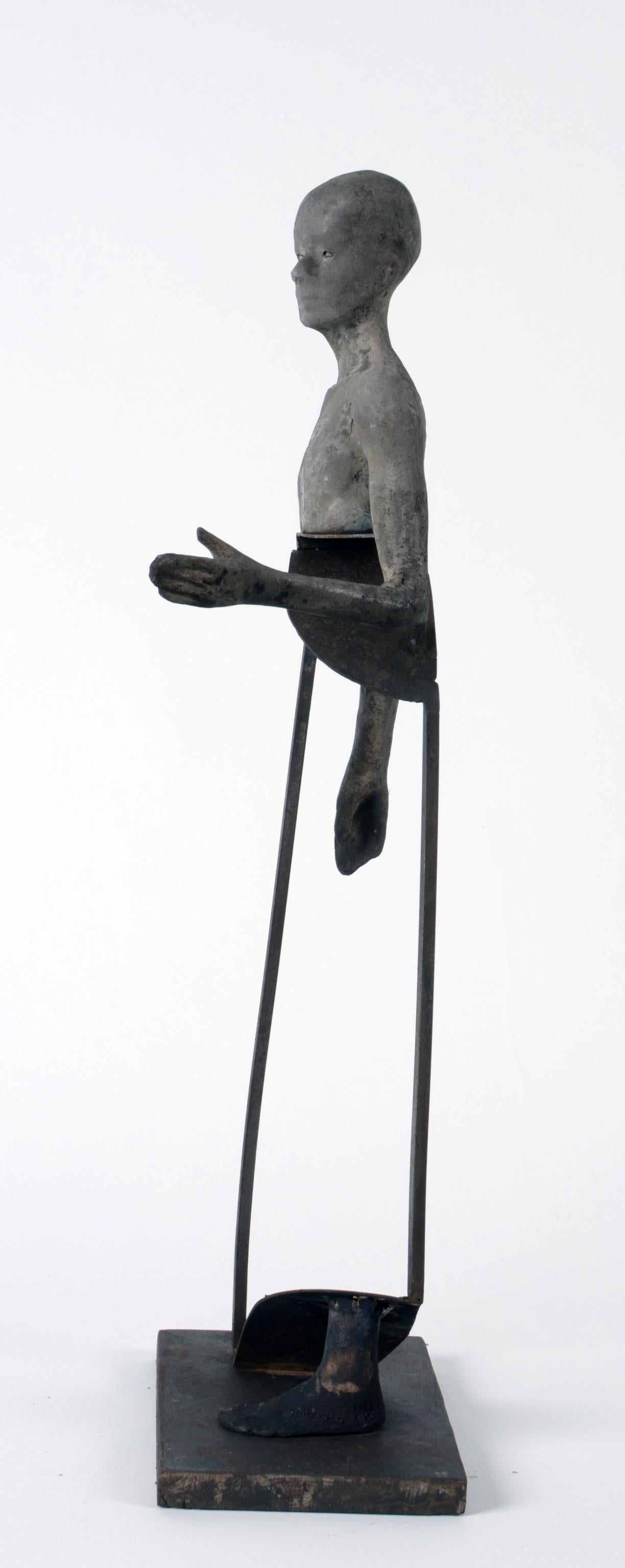 Diese kleine Bronze von Jesus Curia zeigt einen Kopf:: einen Torso und einen Fuß aus Bronzeguss:: die einer abstrahierten eckigen Stahlform gegenüberstehen.  Die von Hand aufgetragene Patina trägt zur Einzigartigkeit der Skulptur bei.  Die Skulptur