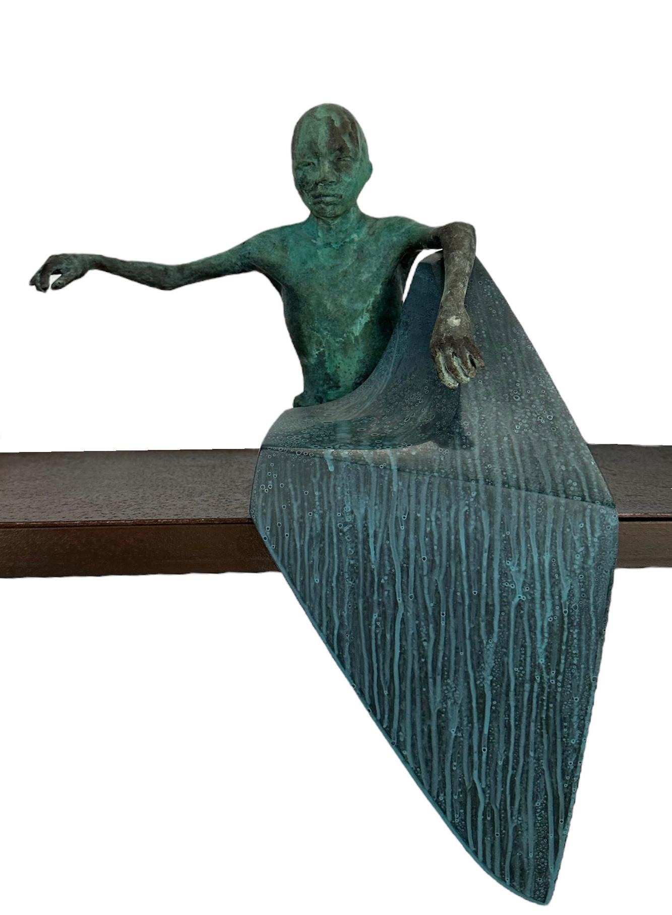 Jesus Curia Perez Figurative Sculpture – Apoyado, Skulptur für Regal oder Bücherregal, Grünspanpatina