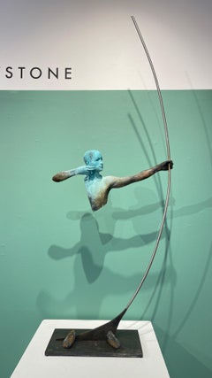 Arco I - Figure en bronze en train de tirer une flèche, patine vert-de-gris, socle en acier