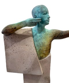 Arco II - Figura in bronzo in bilico che scocca una freccia, patina Verdigris, base in Steele