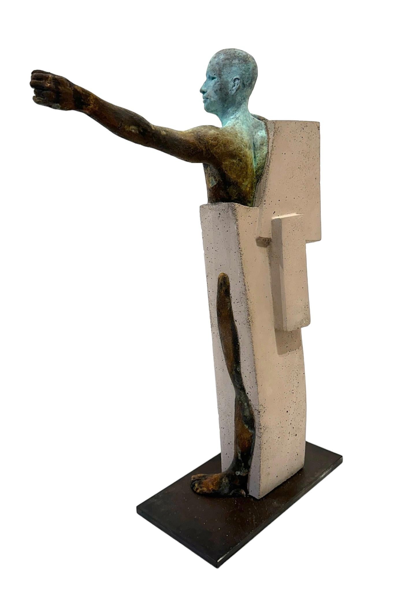 Arco II - Figure en bronze tirant une flèche, patine vert-de-gris, socle en acier - Or Abstract Sculpture par Jesus Curia Perez