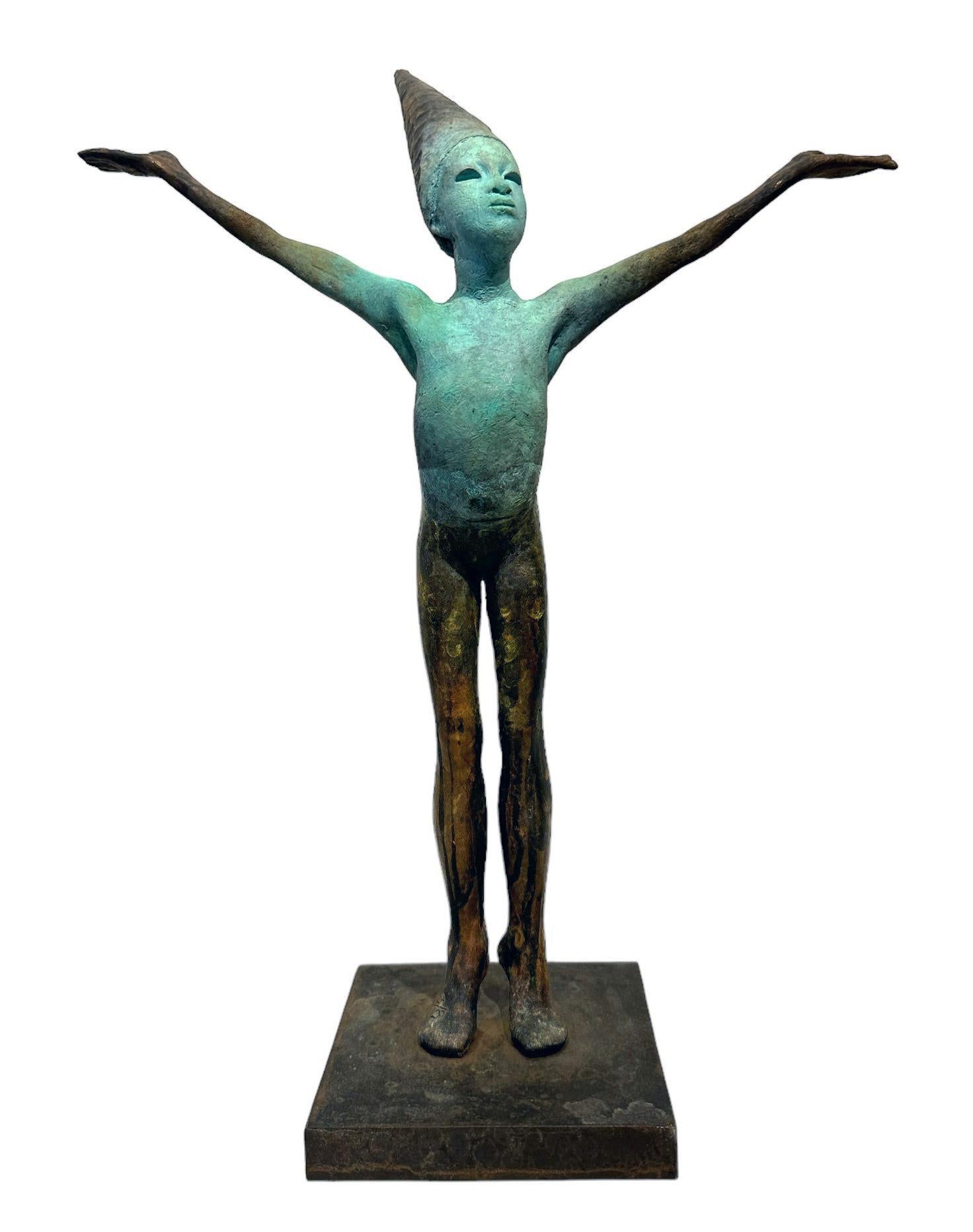 Arlequin I, Sculpture de la Commedia dell'arte en bronze, Figure avec bras tendus - Or Nude Sculpture par Jesus Curia Perez