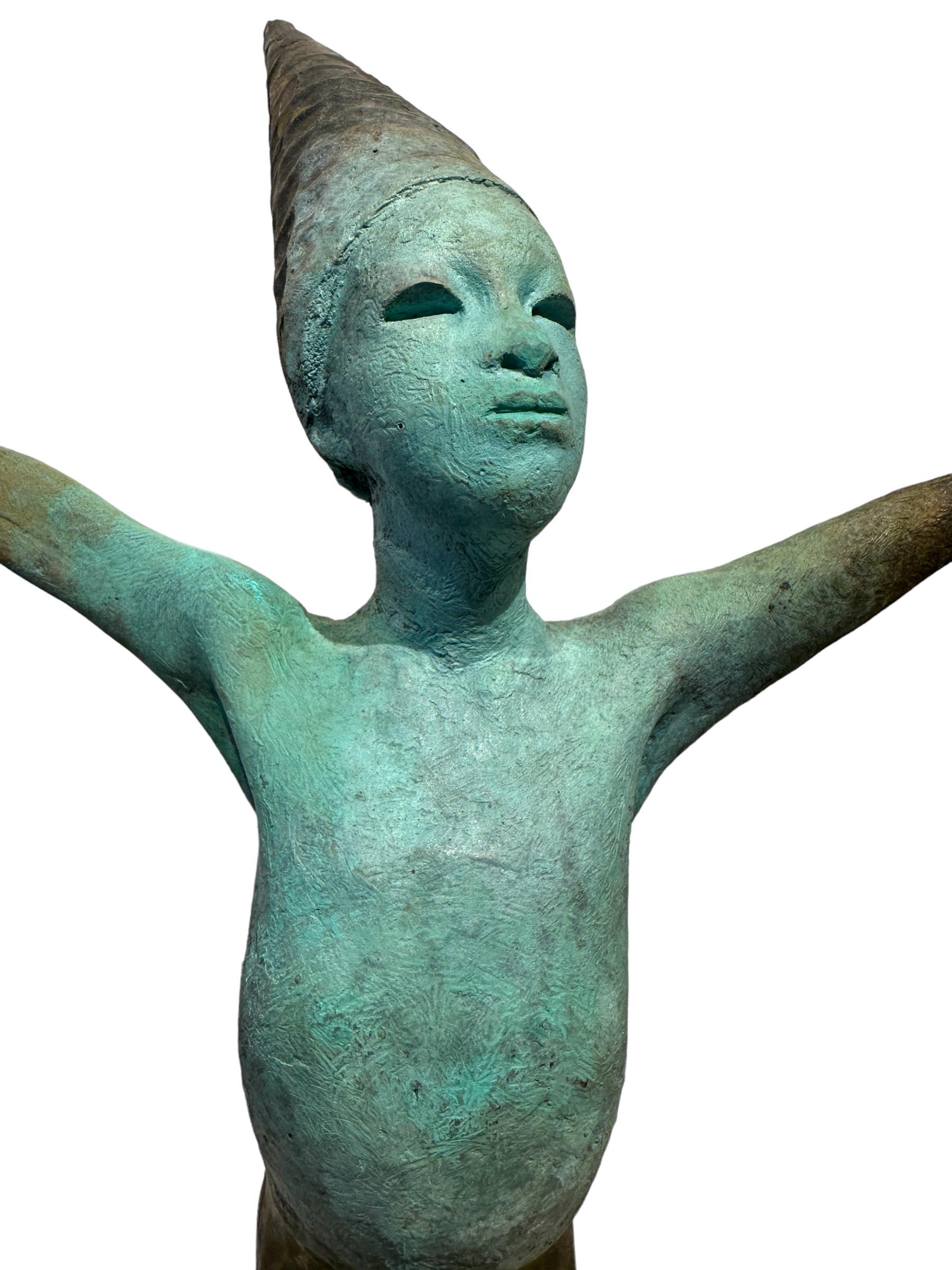 Ce petit bronze de Jesus Curia représente un arlequin avec son bonnet pointu et ses bras tendus se tenant fièrement debout.  Dans la Comedia dell'arte italienne traditionnelle, le personnage d'Arlequin est représenté par un costume à motifs de