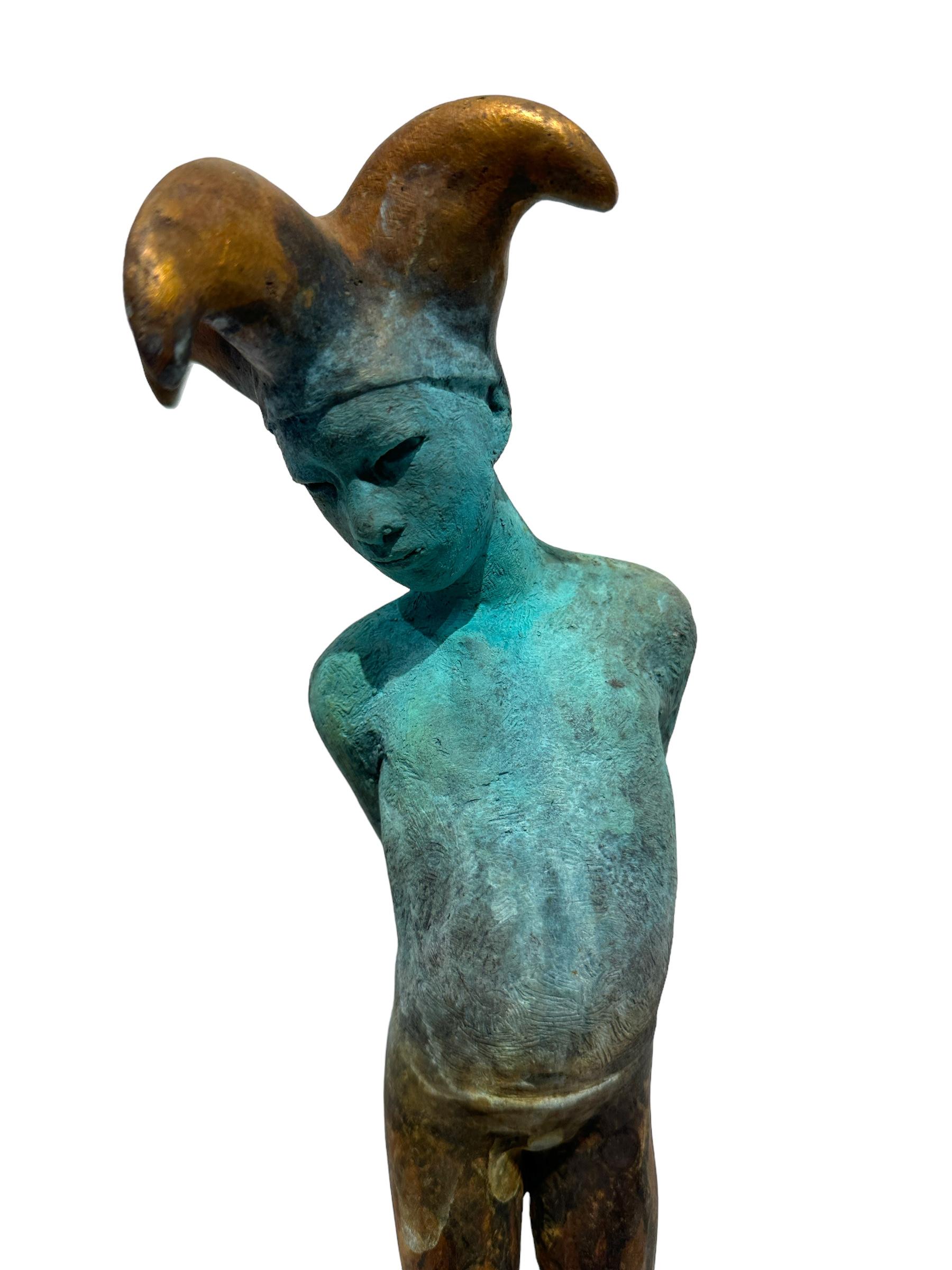 Arlequin IV - Sculpture Commedia dell'Arte en bronze, bouffon avec mains main maintenues au dos 8