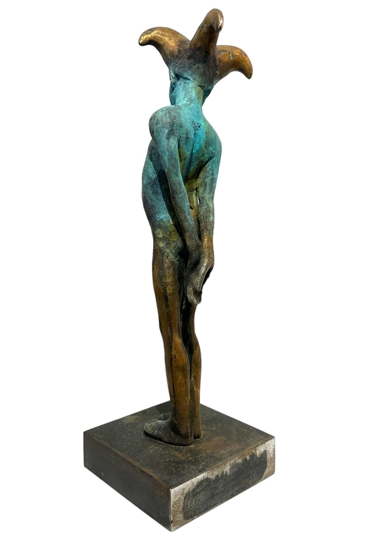 Arlequin IV - Sculpture Commedia dell'Arte en bronze, bouffon avec mains main maintenues au dos 3