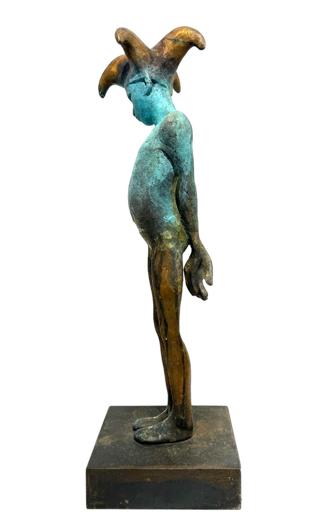 Arlequin IV - Sculpture Commedia dell'Arte en bronze, bouffon avec mains main maintenues au dos 4