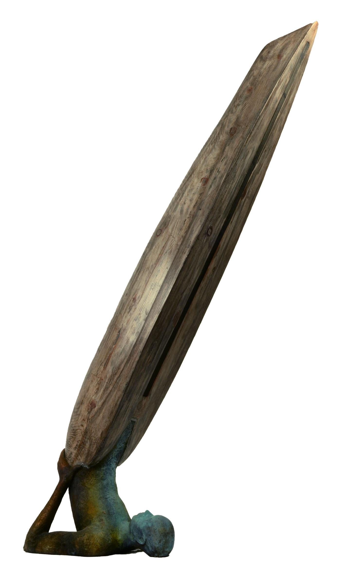 Inspiriert durch den Schulterstand im Yoga, auch bekannt als Sarvangasan, bringt Curiá eine Abstraktion in die Pose, indem sich die Beine der Figur in ein Holzboot verwandeln.  Die Figur hat eine schöne grüne Patina, die an ihren Enden in einen