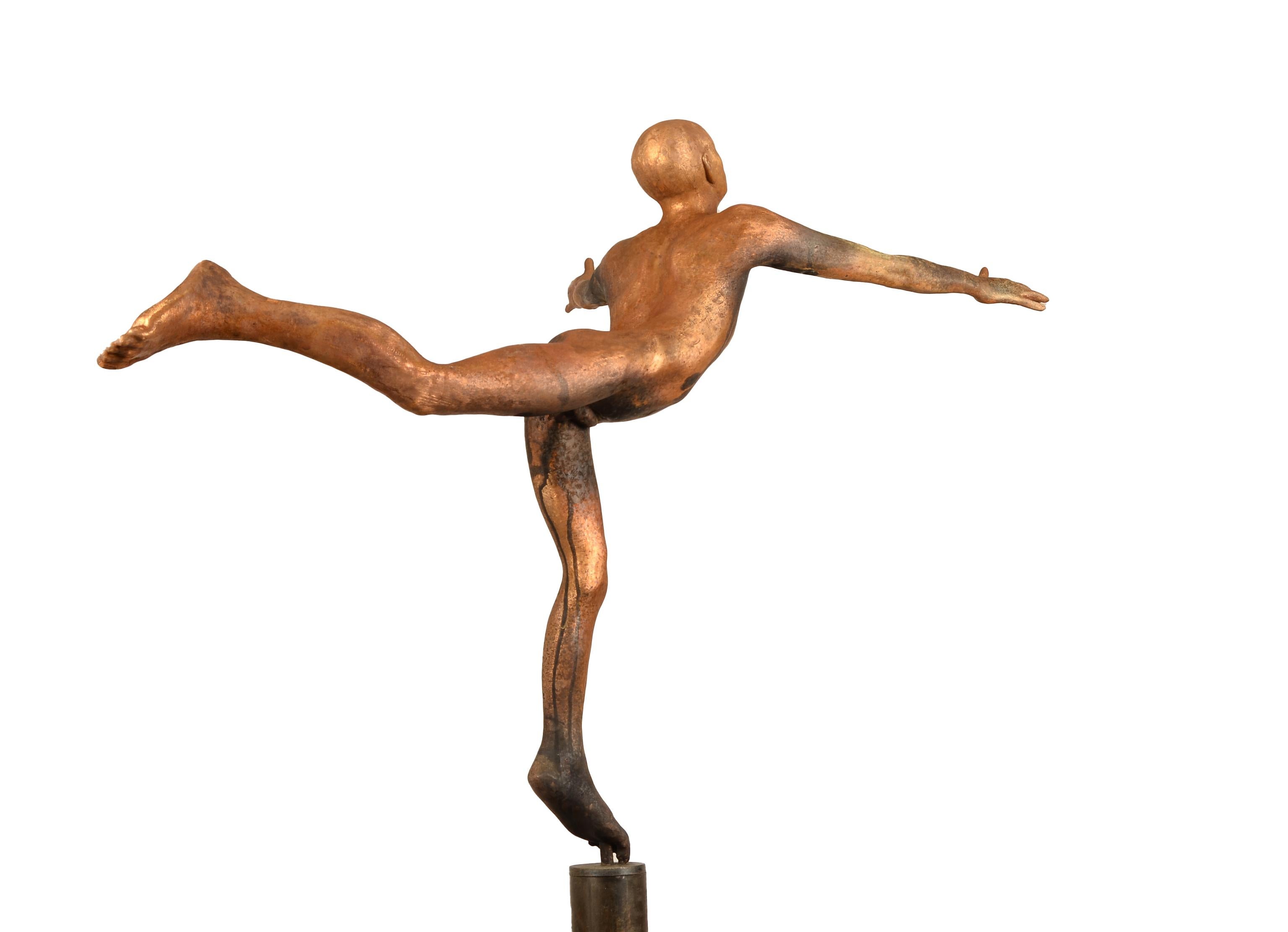 Cefiro - Sculpture en bronze d'un acrobate, inspirée de la Renaissance, sur un grand Stand - Or Abstract Sculpture par Jesus Curia Perez