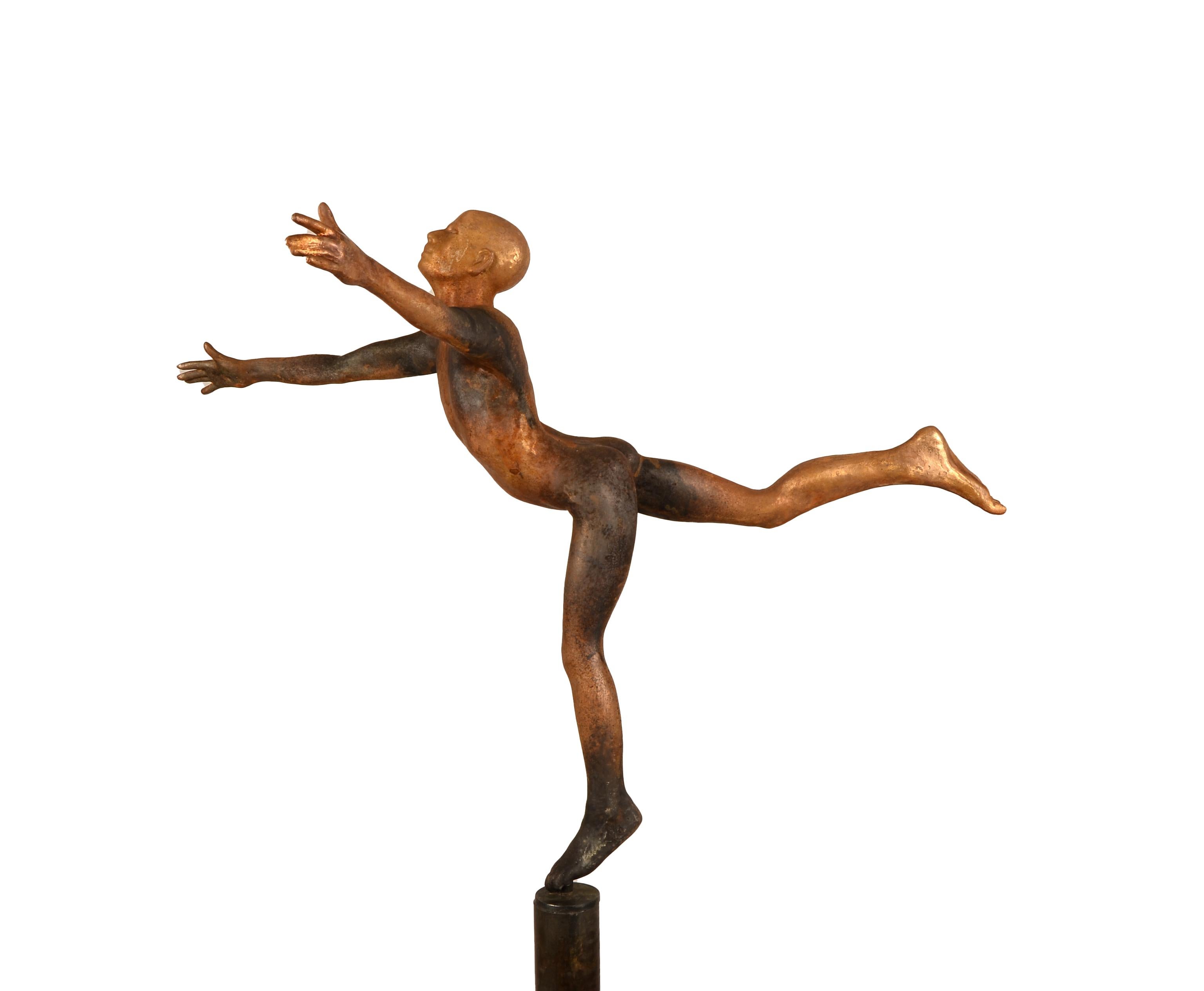 Cefiro - Escultura de bronce inspirada en el Renacimiento de un acróbata sobre un soporte alto en venta 1
