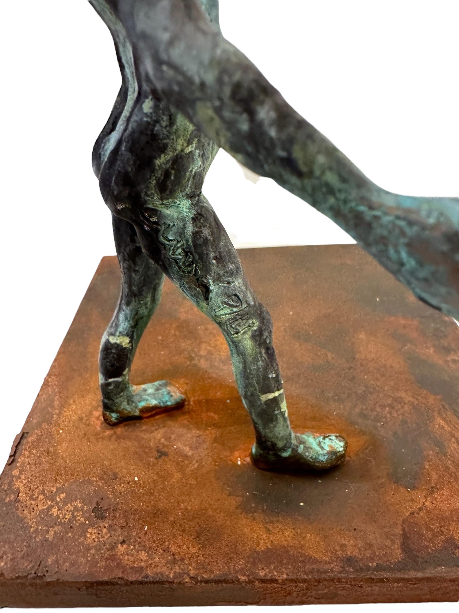 Columna - Escultura de bronce patinado, Torre de figuras en equilibrio sobre base de acero 5