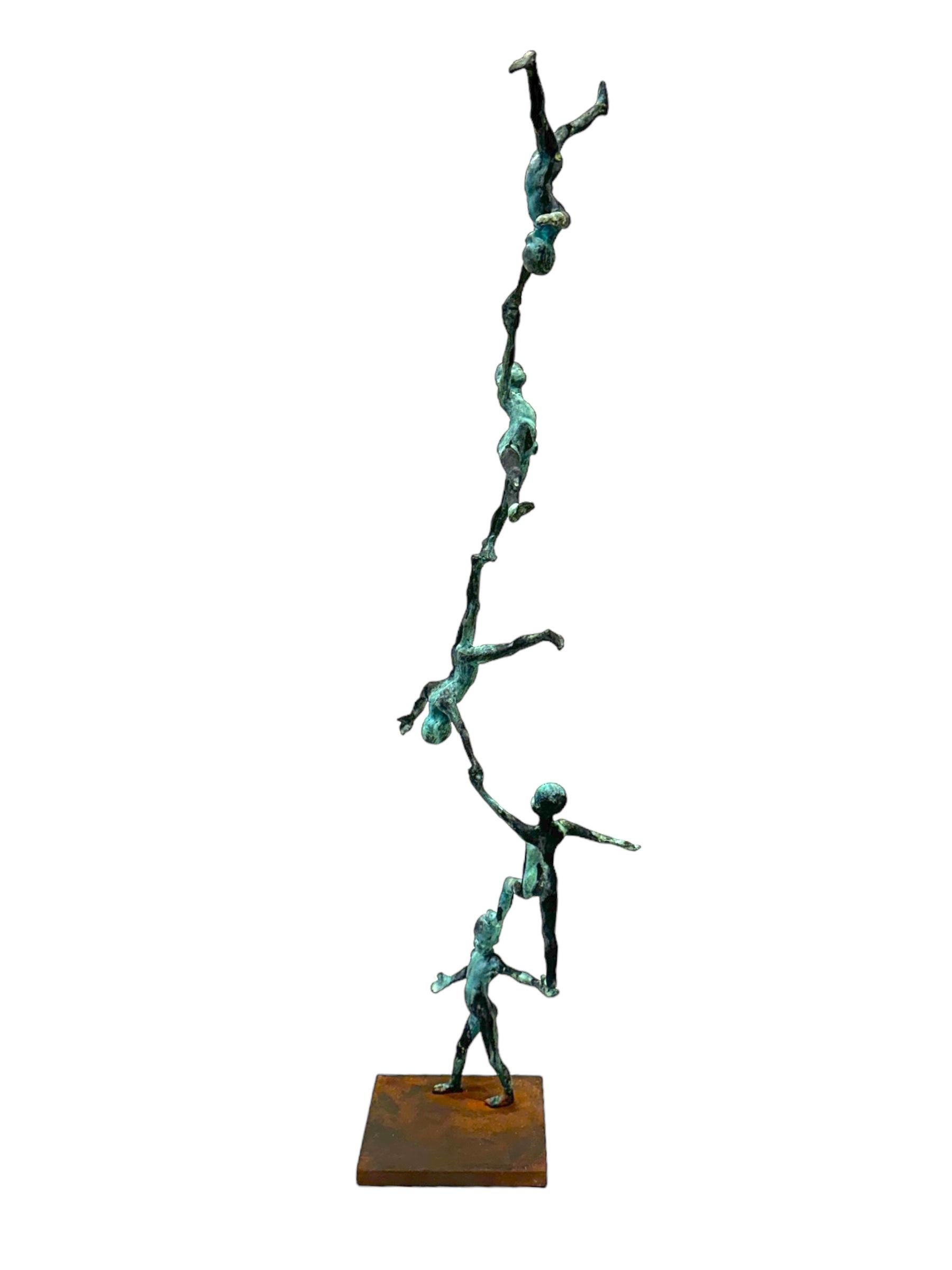 Columna - Escultura de bronce patinado, Torre de figuras en equilibrio sobre base de acero - Sculpture de Jesus Curia Perez