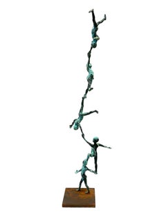 Columna - Bronzeskulptur mit Patina, Turm mit Balancing-Figuren auf Stahlsockel