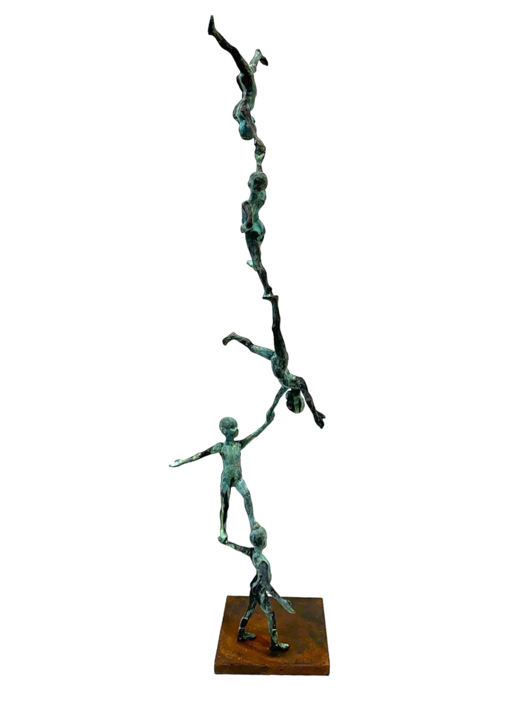 Columna - Escultura de bronce patinado, Torre de figuras en equilibrio sobre base de acero - Figurative Sculpture Oro de Jesus Curia Perez