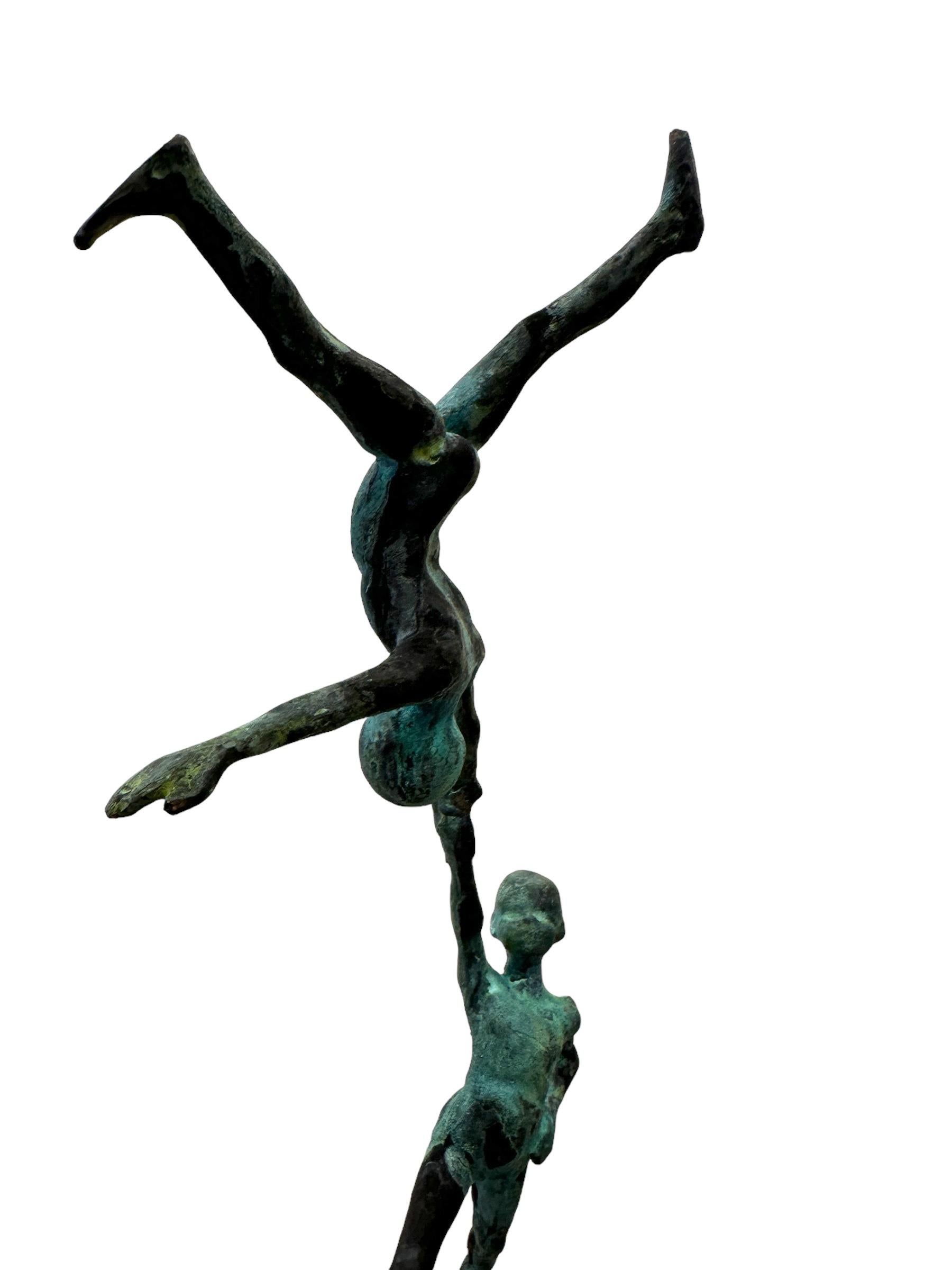 Columna - Escultura de bronce patinado, Torre de figuras en equilibrio sobre base de acero 2