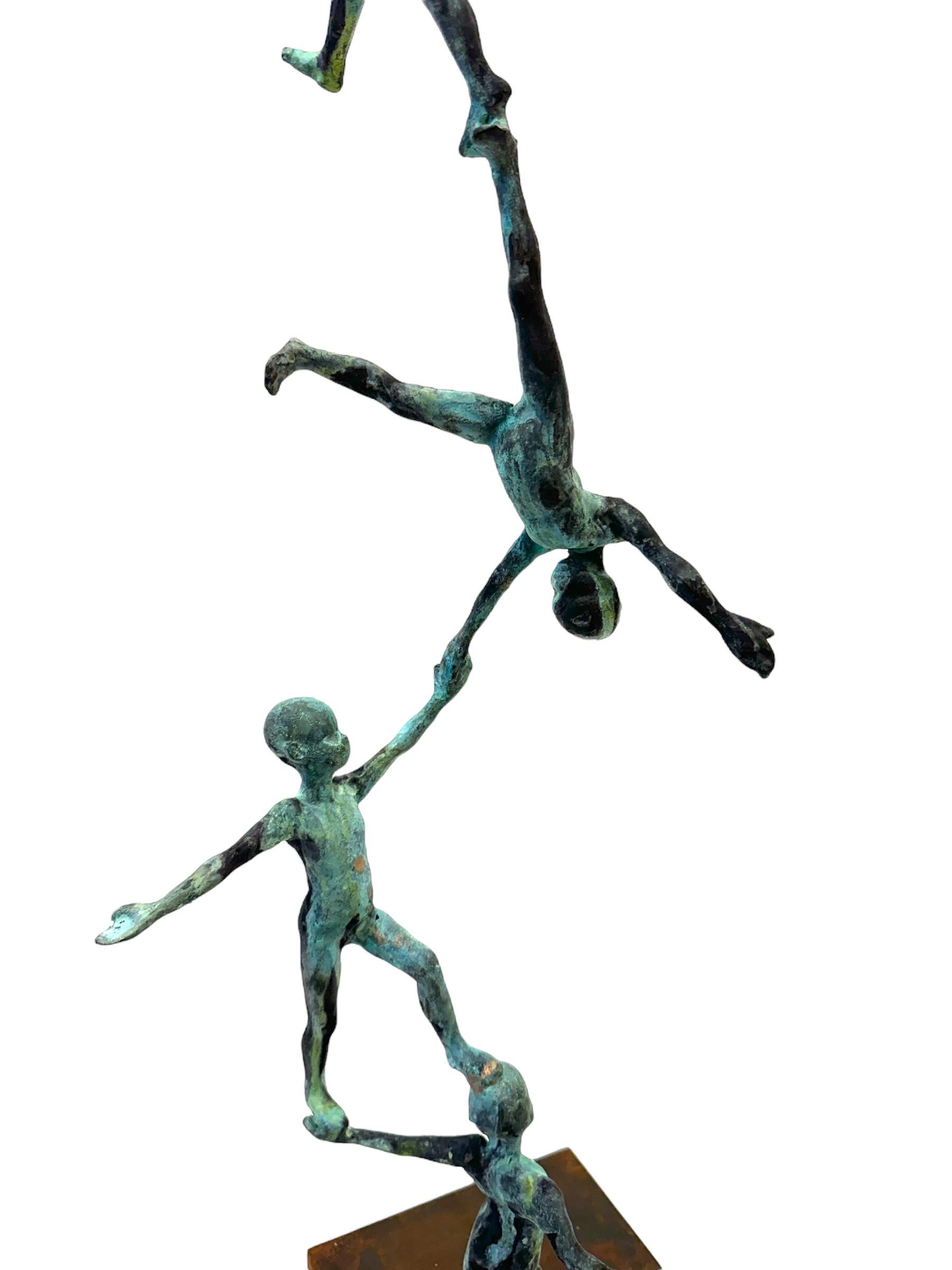 Columna - Escultura de bronce patinado, Torre de figuras en equilibrio sobre base de acero 3